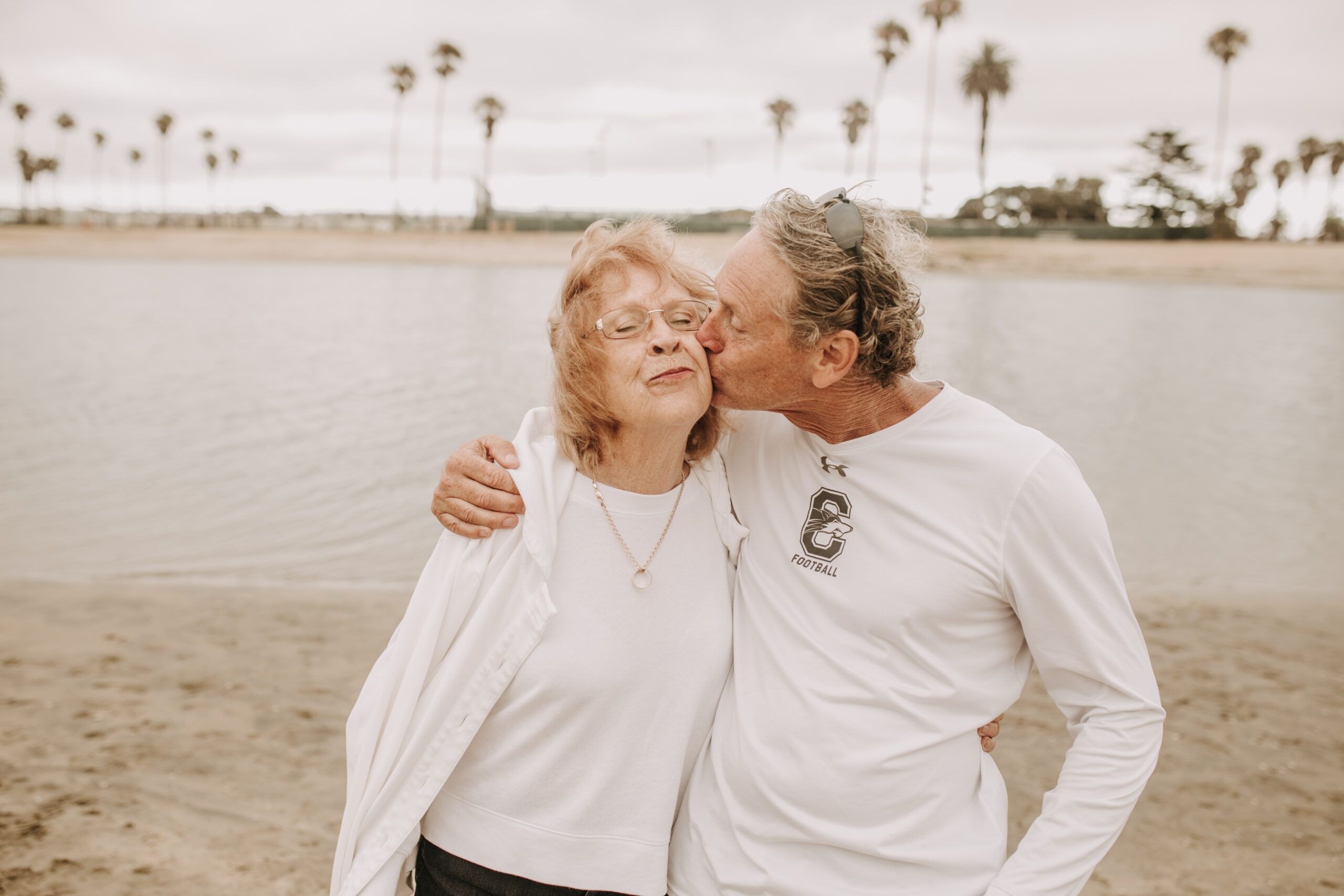 large family beach session family photos on the beach cloudy day big family great grand children San Diego family photographer