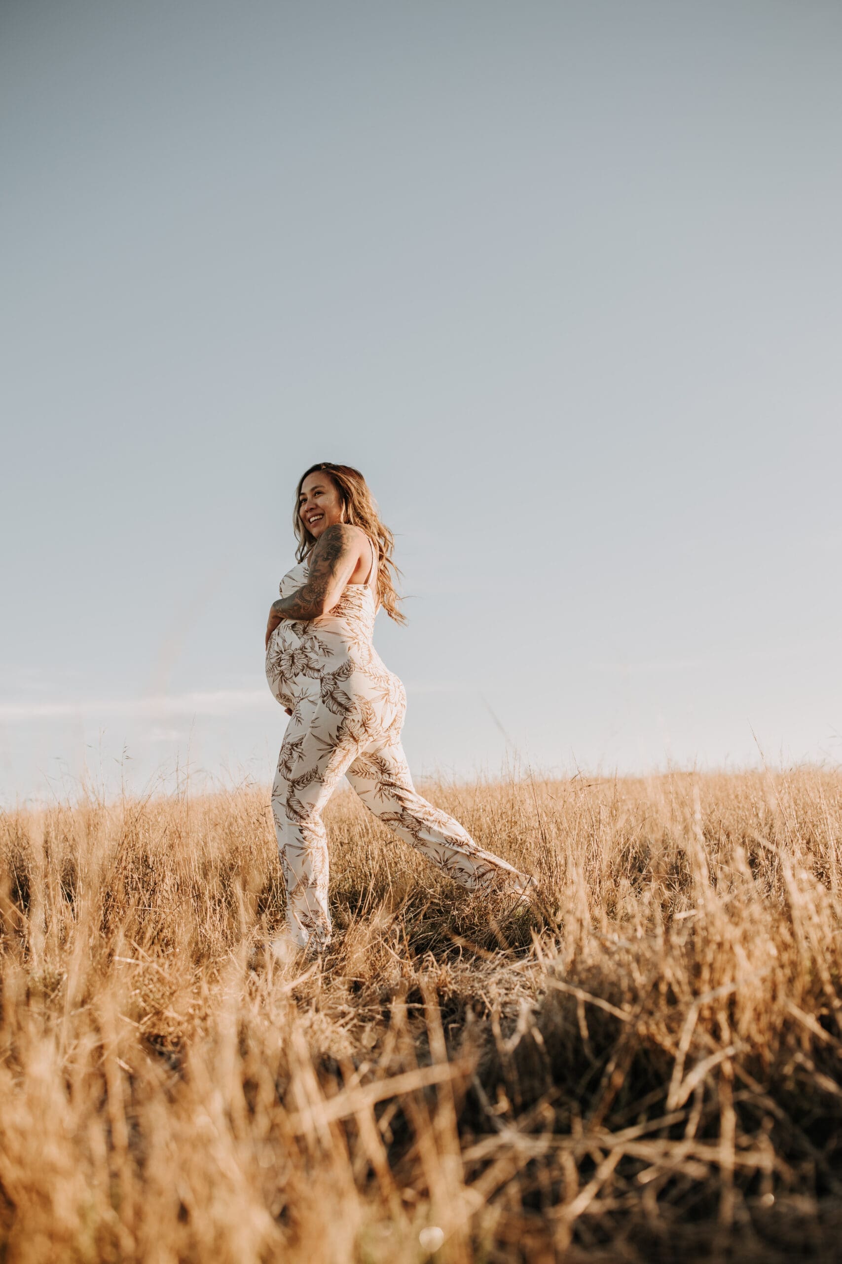 warm outdoor sunrise maternity photos San Diego brown tones backdrop pregnancy San Diego family photographer Sabrina kinsella