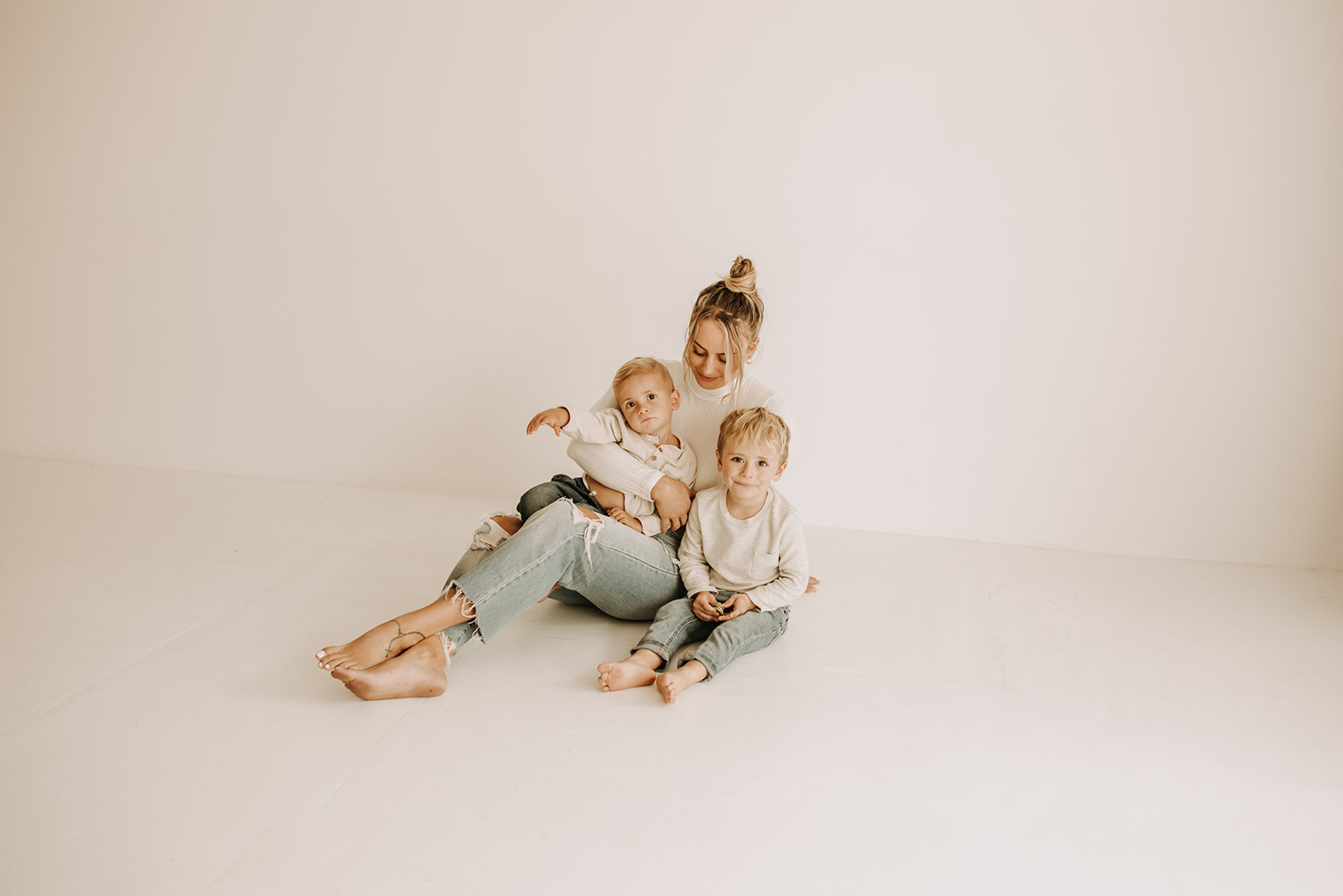 studio mini session indoor mini photoshoot white backdrop lain and simple family photos maternity photos bright and warm toned neutral motherhood photos San Diego family photographer Sabrina kinsella sabrinalynnphoto