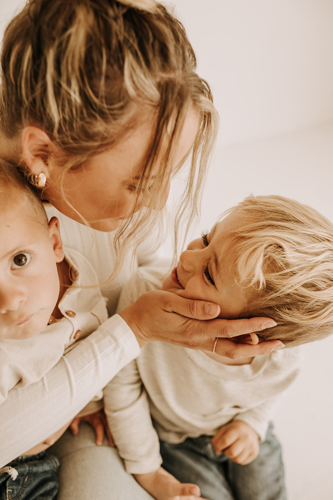 studio mini session indoor mini photoshoot white backdrop lain and simple family photos maternity photos bright and warm toned neutral motherhood photos San Diego family photographer Sabrina kinsella sabrinalynnphoto