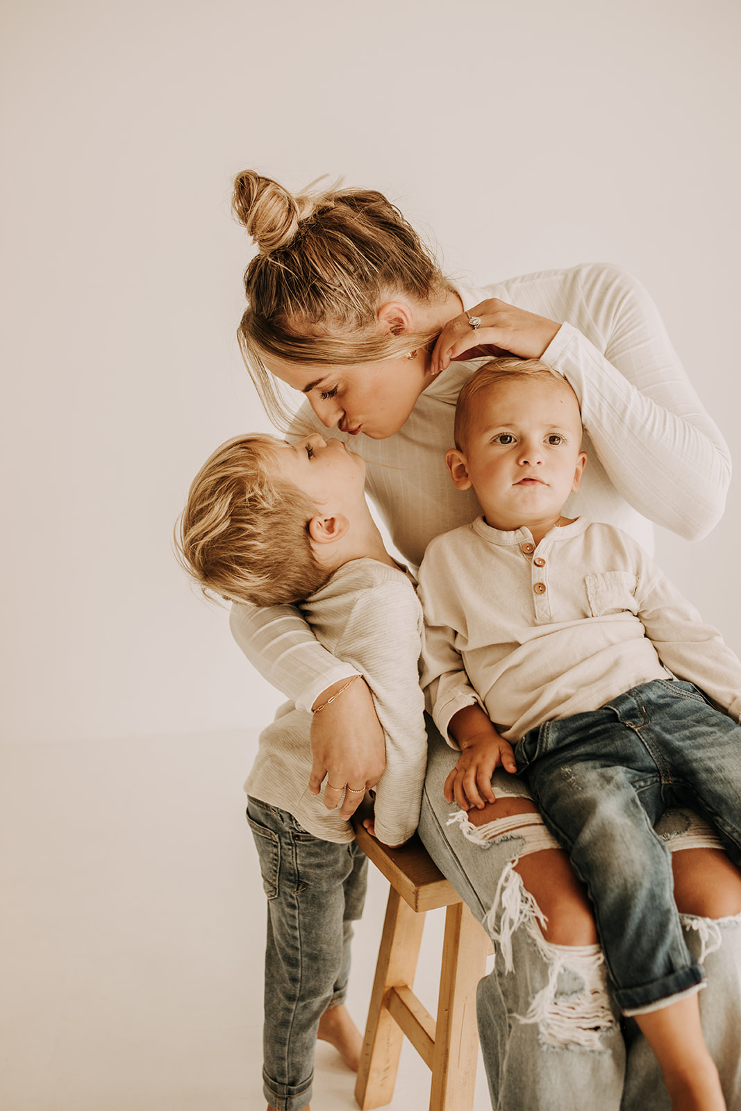 studio mini session indoor mini photoshoot white backdrop lain and simple family photos maternity photos bright and warm toned neutral motherhood photos San Diego family photographer Sabrina kinsella sabrinalynnphoto