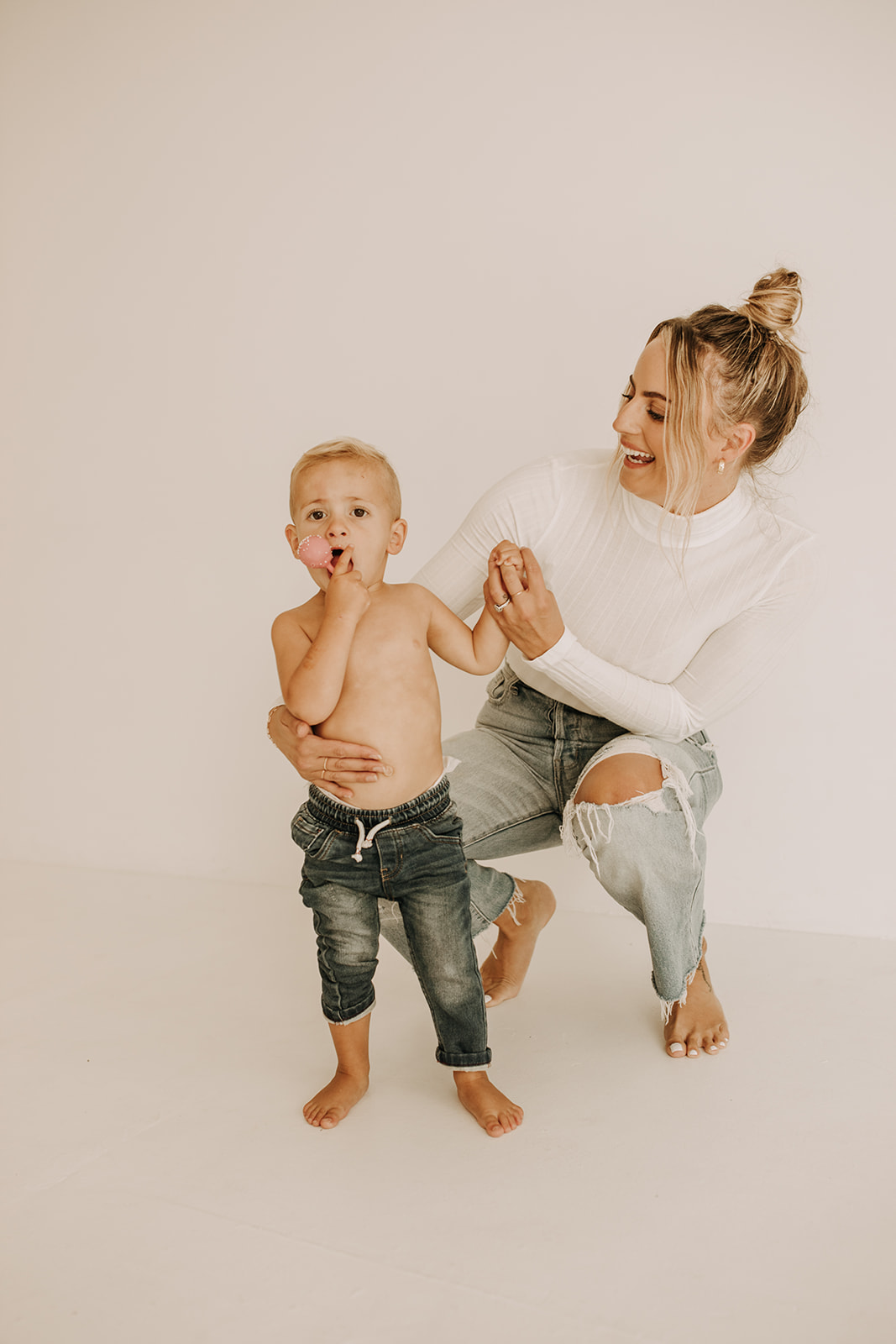 studio mini session indoor mini photoshoot white backdrop lain and simple family photos maternity photos bright and warm toned neutral motherhood photos San Diego family photographer Sabrina kinsella sabrinalynnphoto