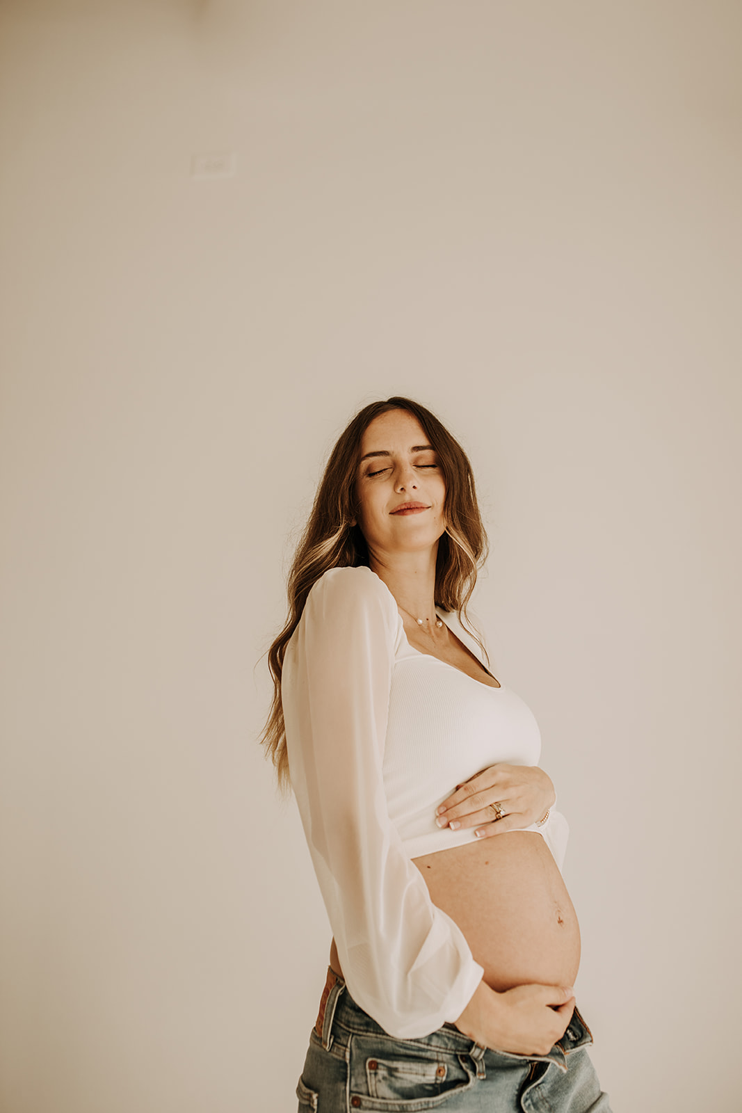 studio mini session indoor mini photoshoot white backdrop lain and simple family photos maternity photos bright and warm toned neutral motherhood photos San Diego family photographer Sabrina kinsella sabrinalynnphoto