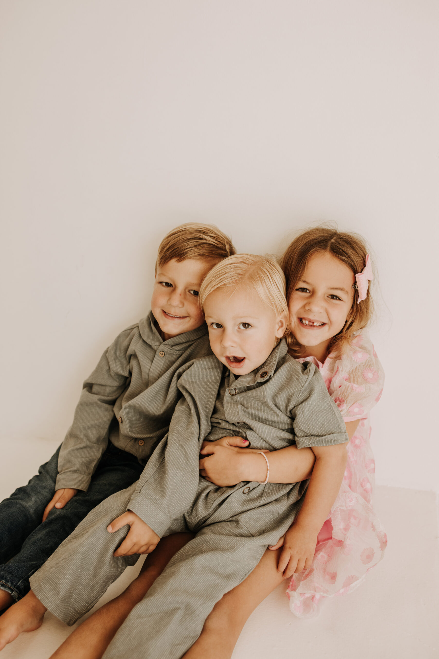 studio indoor family session warm neutrals modern themed family photos candid family photos in studio San Diego family photographer Sabrina kinsella sabrinalynnphoto