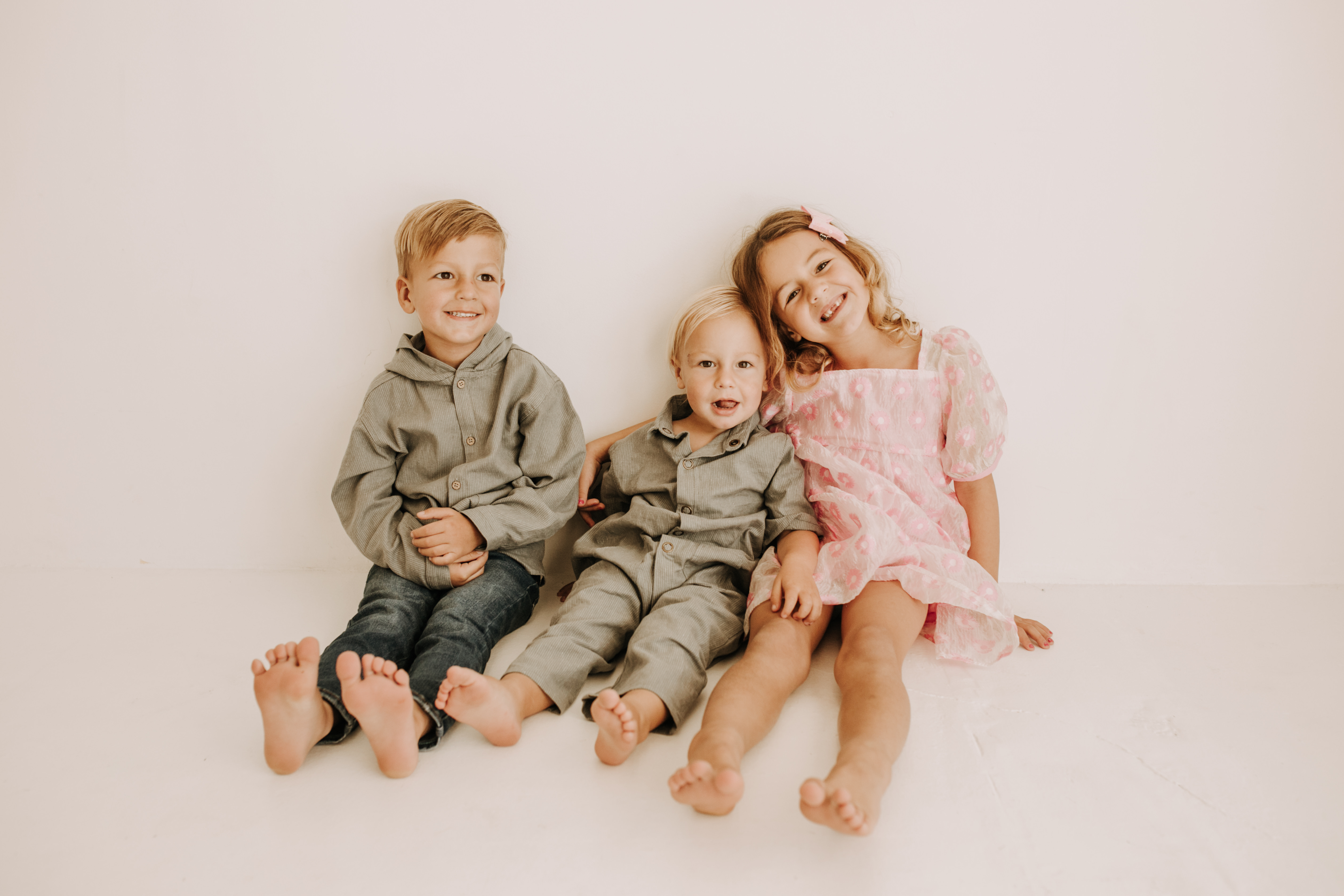 studio indoor family session warm neutrals modern themed family photos candid family photos in studio San Diego family photographer Sabrina kinsella sabrinalynnphoto