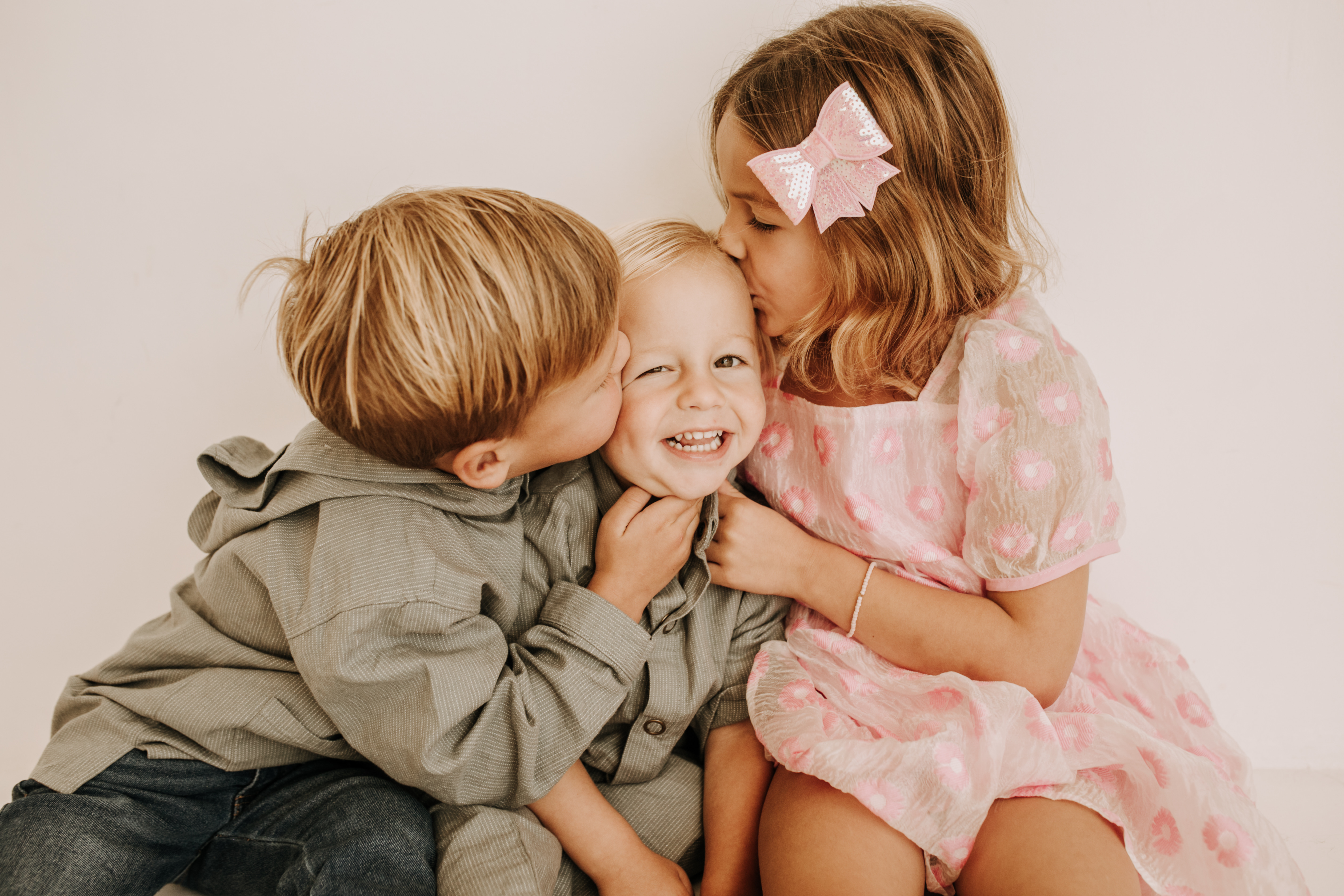 studio indoor family session warm neutrals modern themed family photos candid family photos in studio San Diego family photographer Sabrina kinsella sabrinalynnphoto