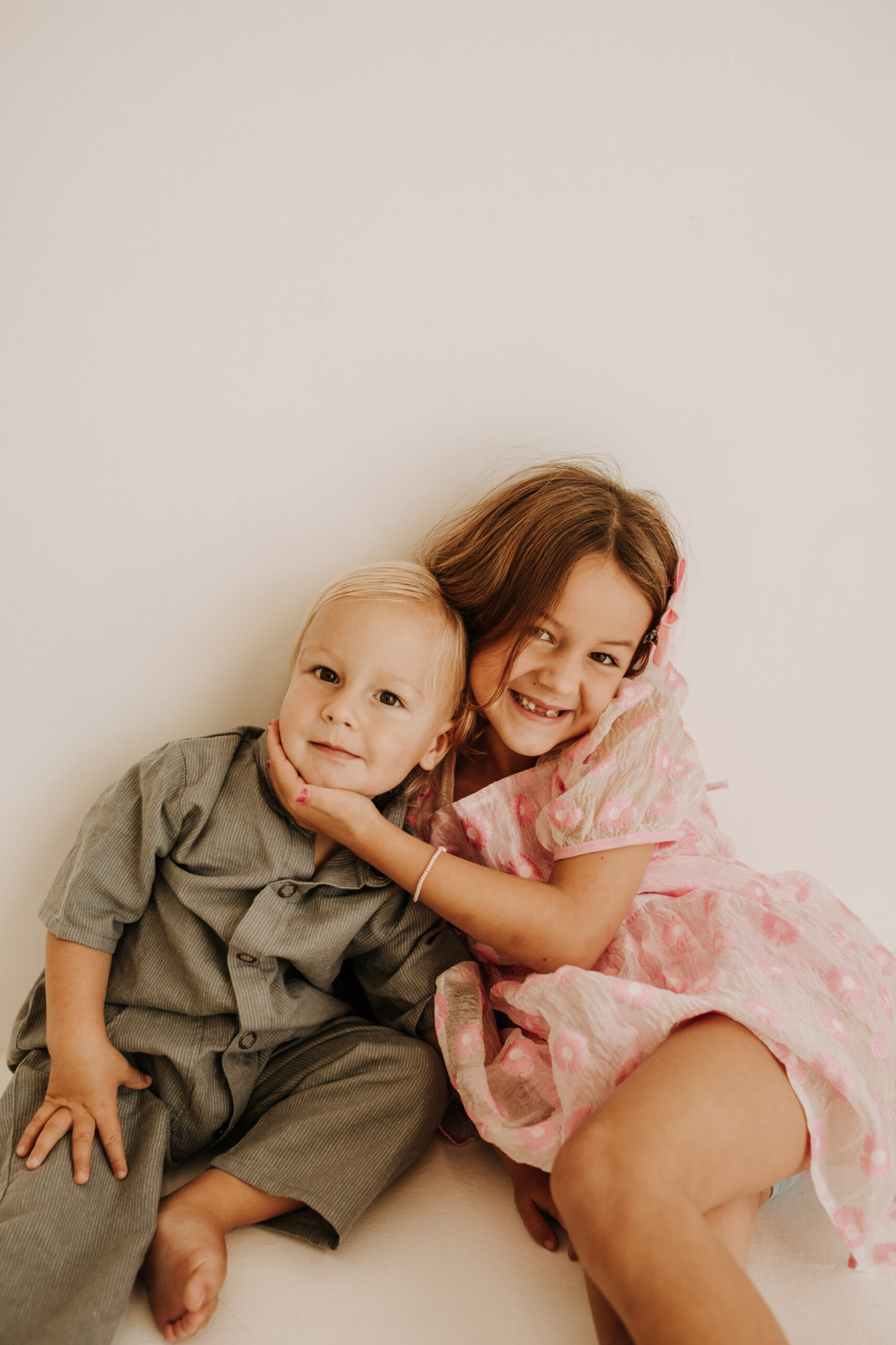 studio indoor family session warm neutrals modern themed family photos candid family photos in studio San Diego family photographer Sabrina kinsella sabrinalynnphoto