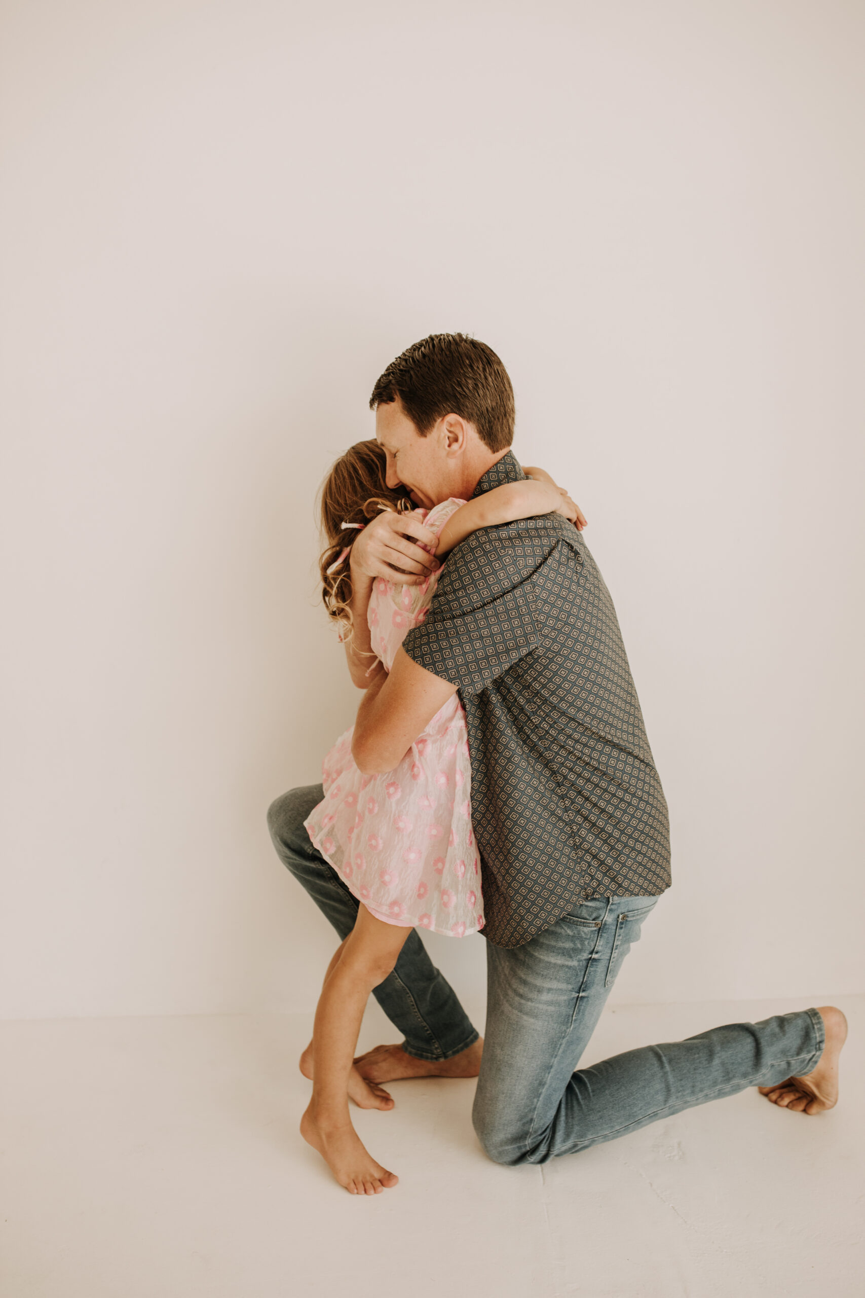 studio indoor family session warm neutrals modern themed family photos candid family photos in studio San Diego family photographer Sabrina kinsella sabrinalynnphoto