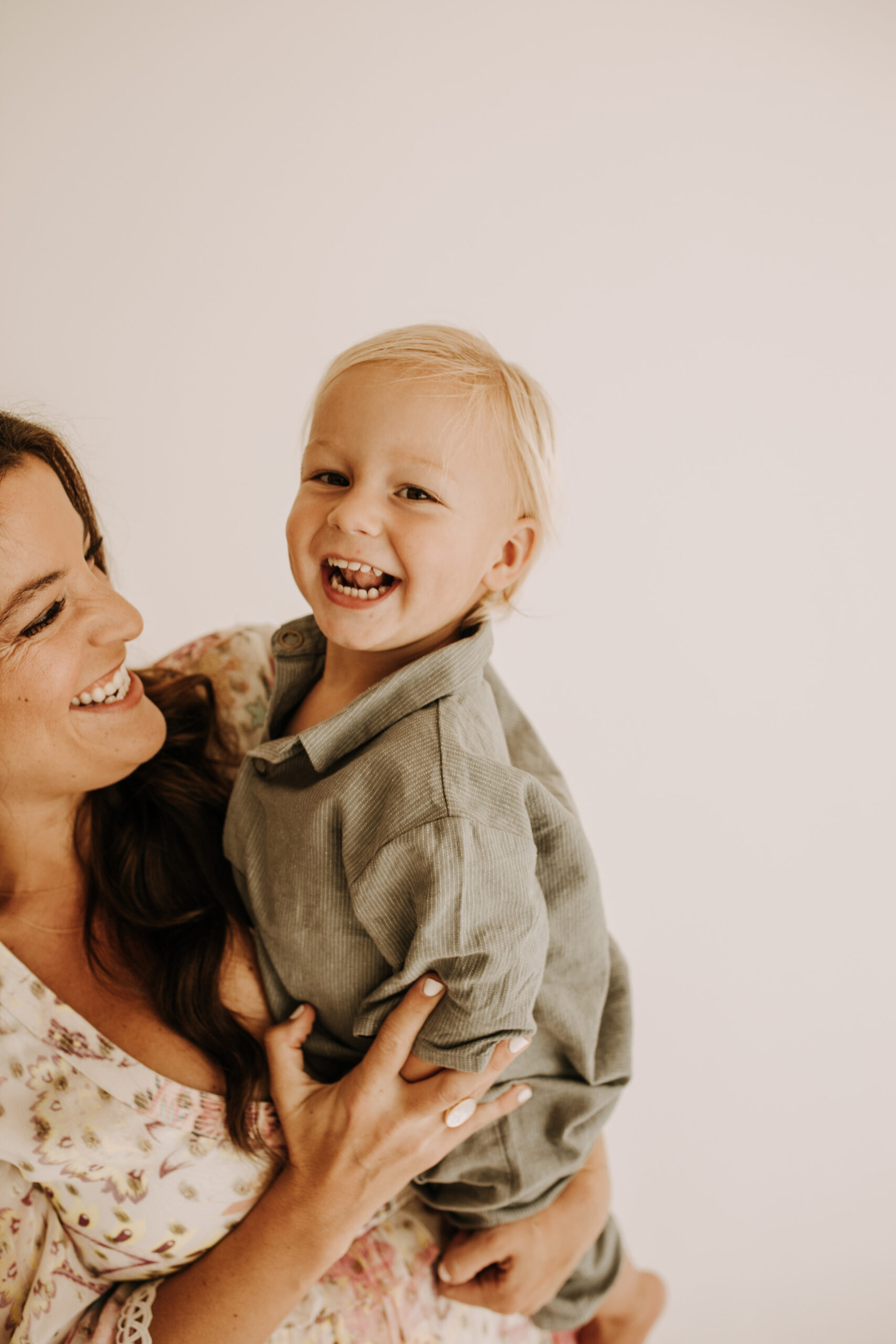 studio indoor family session warm neutrals modern themed family photos candid family photos in studio San Diego family photographer Sabrina kinsella sabrinalynnphoto