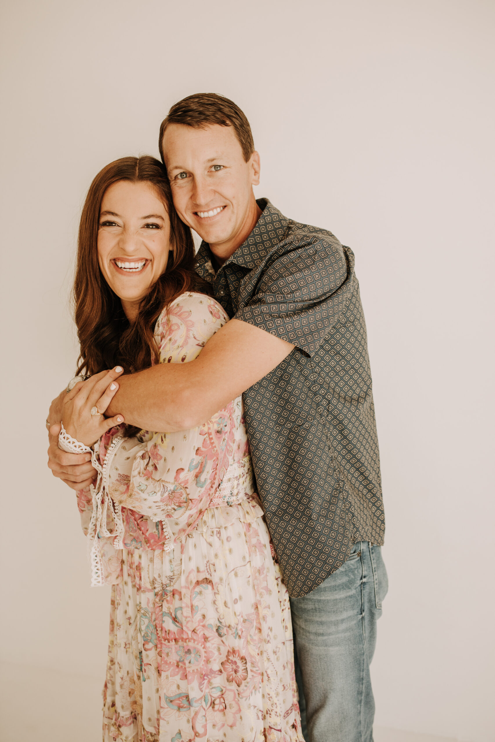 studio indoor family session warm neutrals modern themed family photos candid family photos in studio San Diego family photographer Sabrina kinsella sabrinalynnphoto