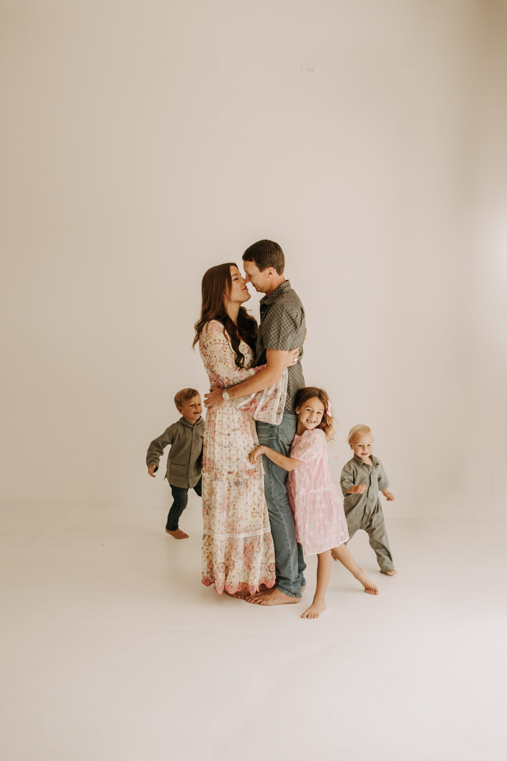 studio indoor family session warm neutrals modern themed family photos candid family photos in studio San Diego family photographer Sabrina kinsella sabrinalynnphoto