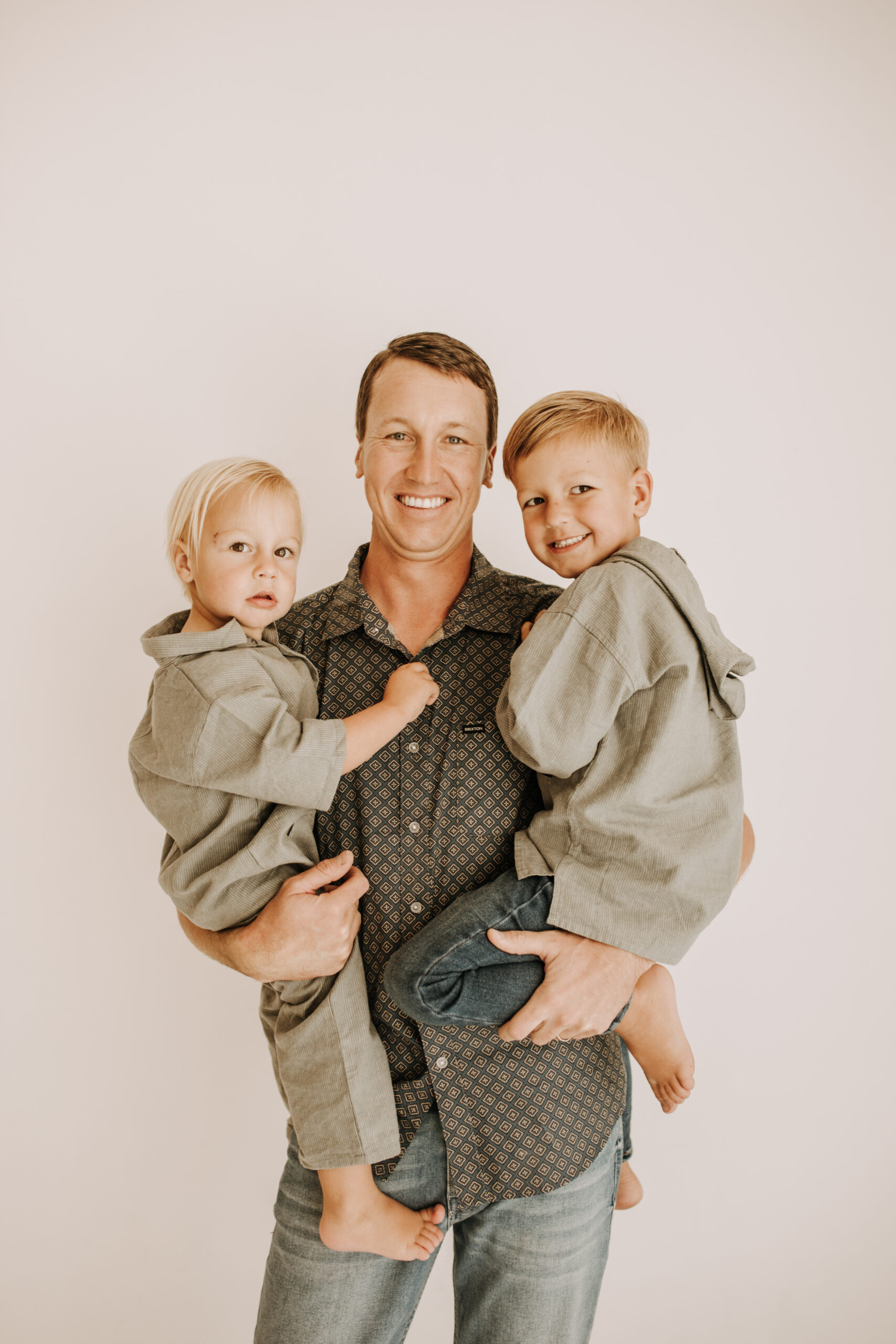 studio indoor family session warm neutrals modern themed family photos candid family photos in studio San Diego family photographer Sabrina kinsella sabrinalynnphoto