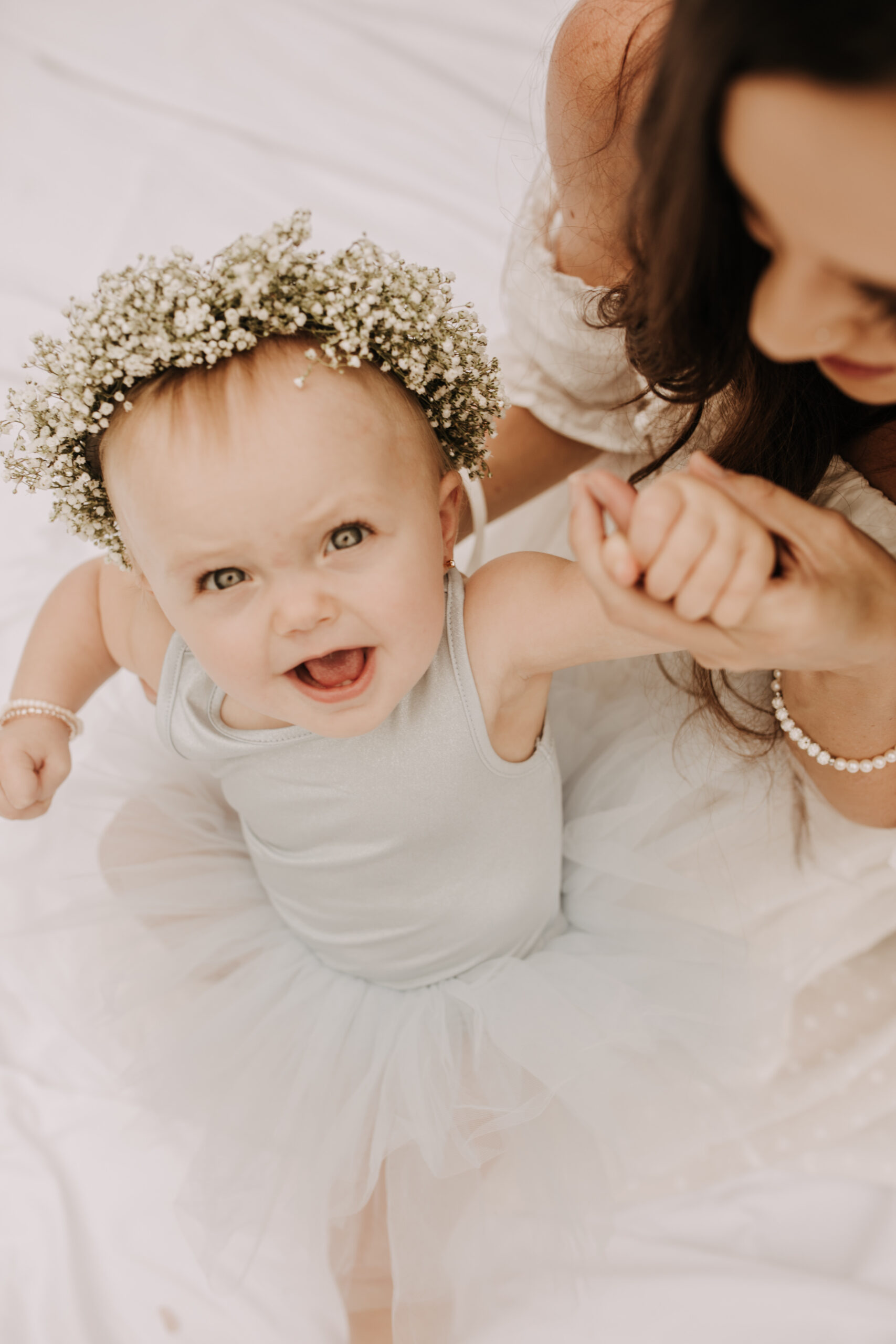 springtime soft light daisies mama and me mom and baby white dress white backdrop flower crown motherhood photos motherhood photography San Diego maternity photographer family photographer Sabrina kinsella outdoor photos green trees backyard mini session