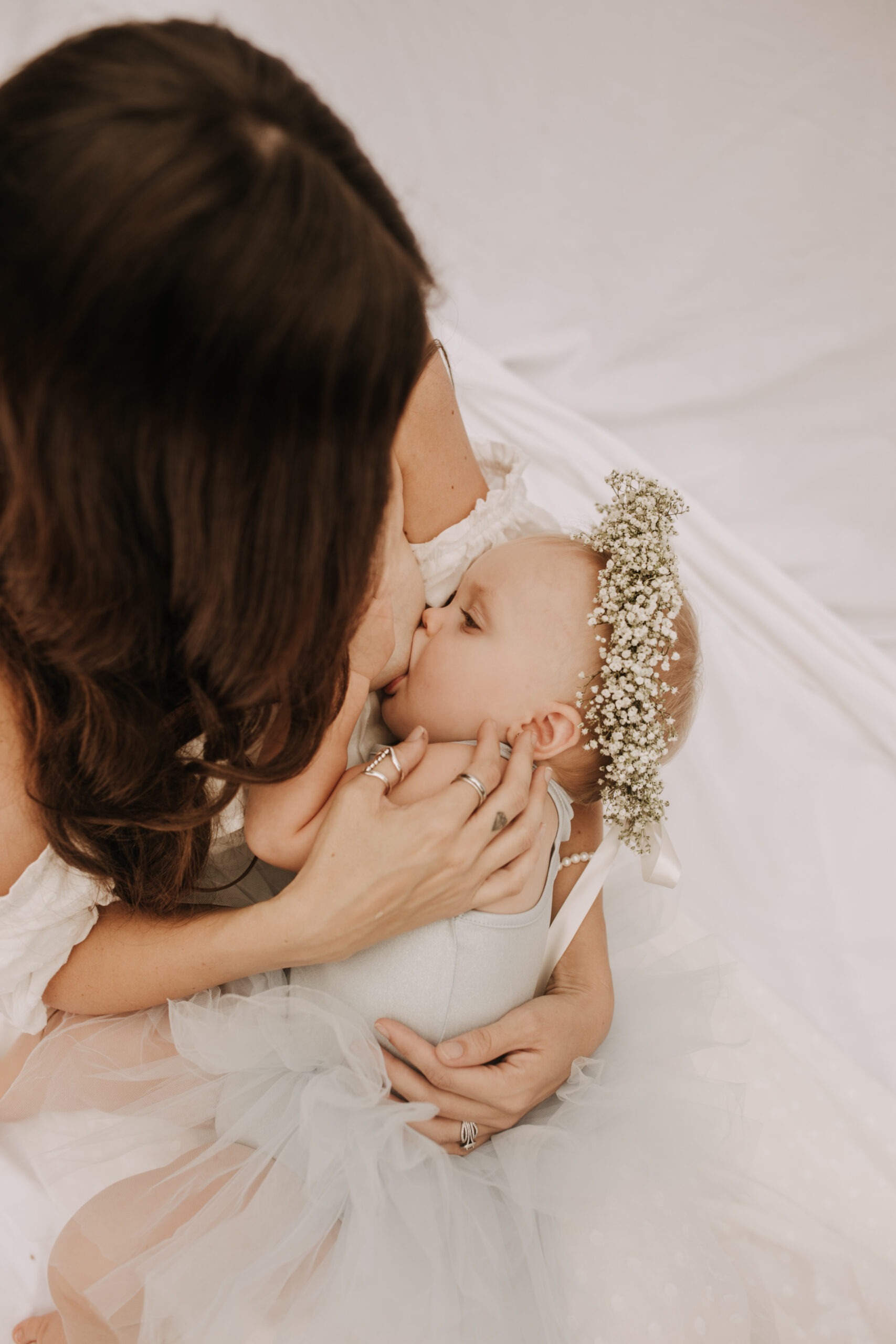 springtime soft light daisies mama and me mom and baby white dress white backdrop flower crown motherhood photos motherhood photography San Diego maternity photographer family photographer Sabrina kinsella outdoor photos green trees backyard mini session