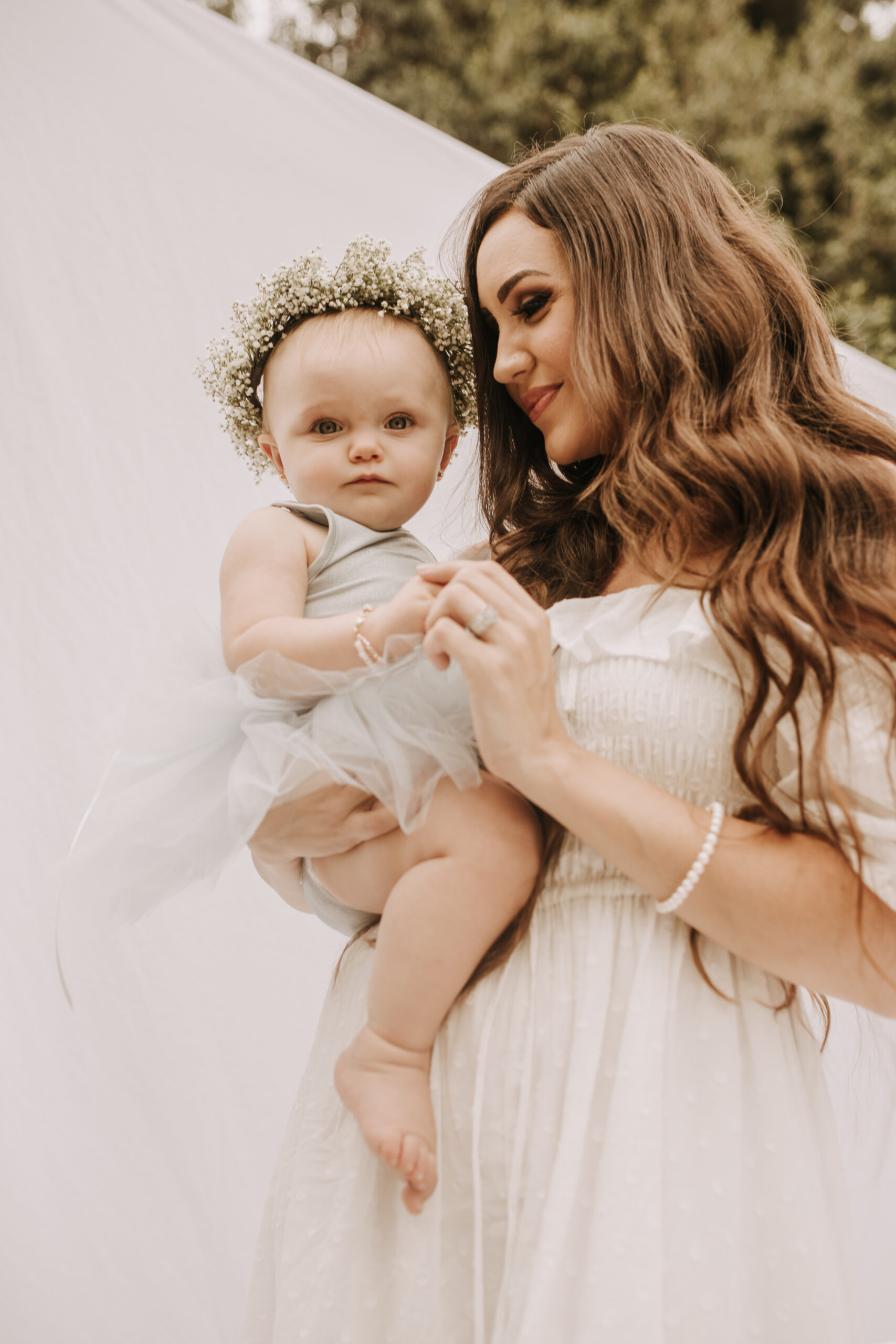 springtime soft light daisies mama and me mom and baby white dress white backdrop flower crown motherhood photos motherhood photography San Diego maternity photographer family photographer Sabrina kinsella outdoor photos green trees backyard mini session