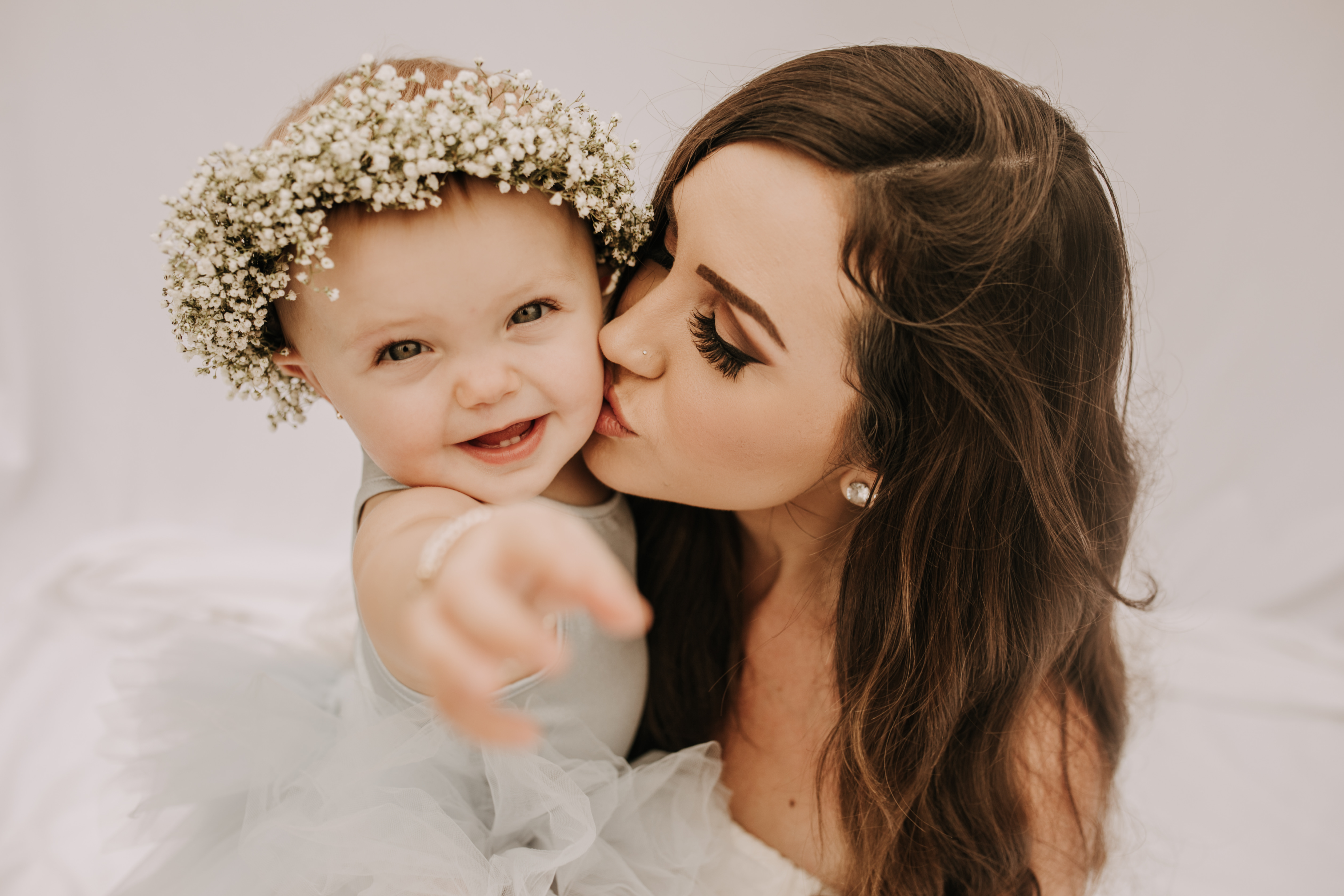 springtime soft light daisies mama and me mom and baby white dress white backdrop flower crown motherhood photos motherhood photography San Diego maternity photographer family photographer Sabrina kinsella outdoor photos green trees backyard mini session