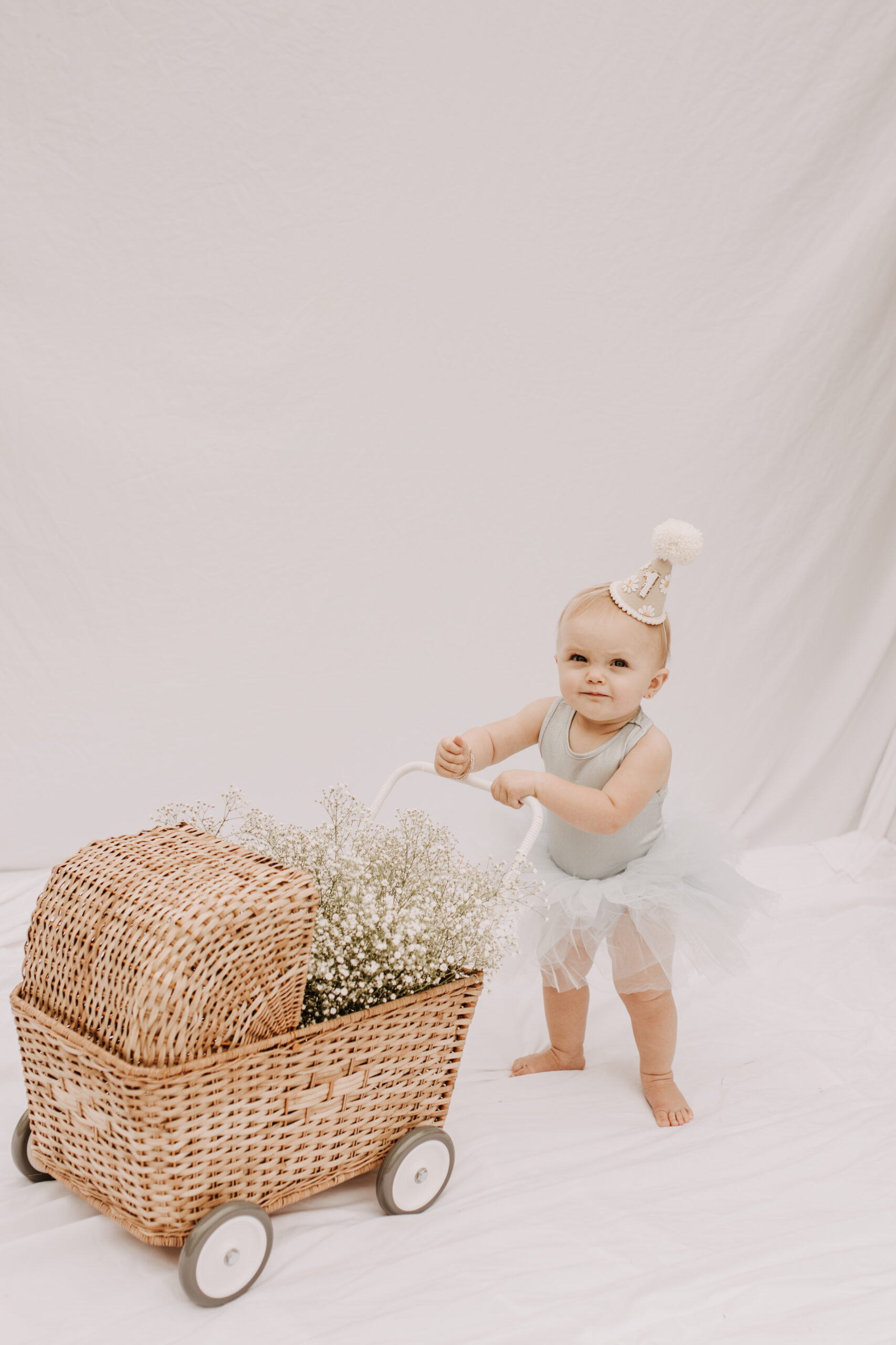 springtime soft light daisies mama and me mom and baby white dress white backdrop flower crown motherhood photos motherhood photography San Diego maternity photographer family photographer Sabrina kinsella outdoor photos green trees backyard mini session