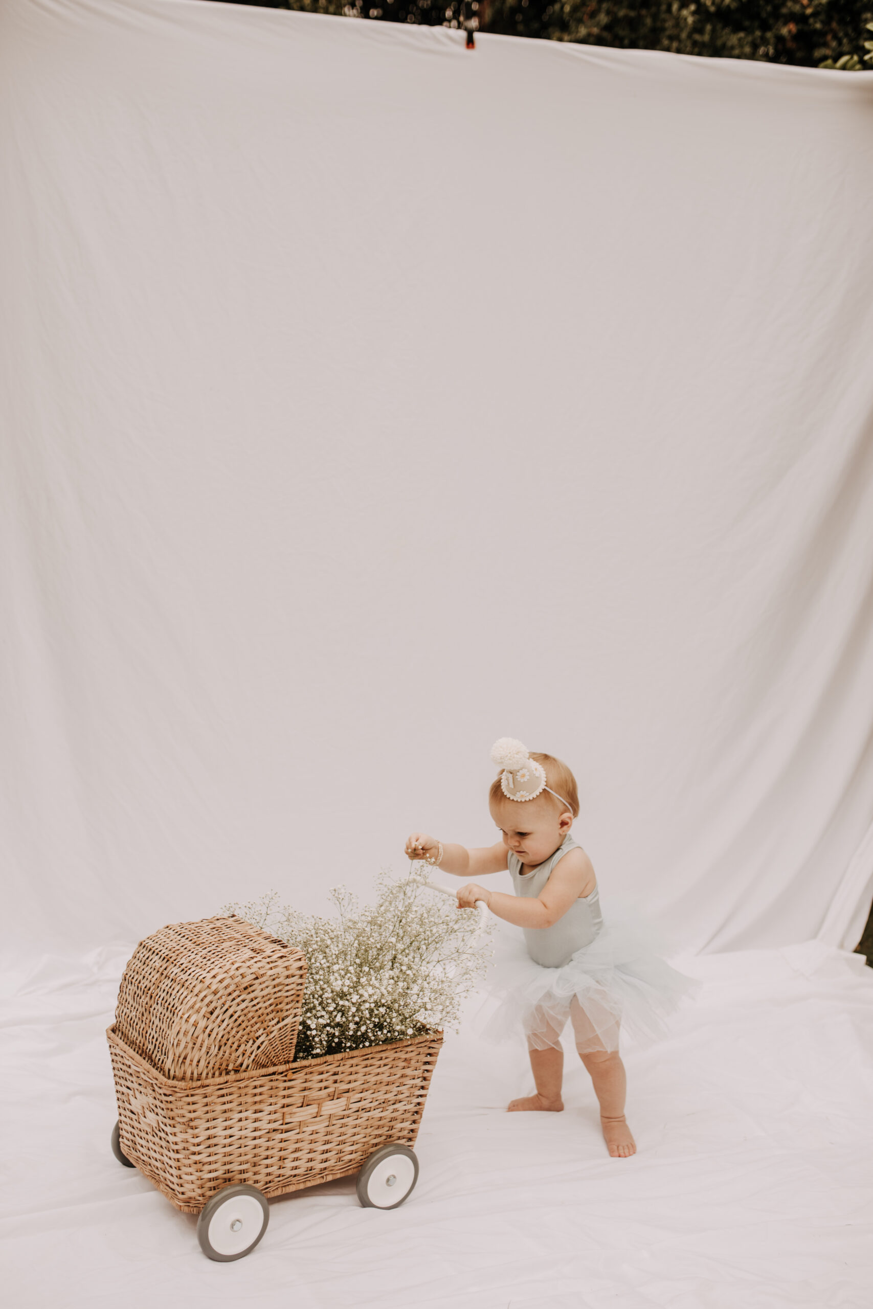 springtime soft light daisies mama and me mom and baby white dress white backdrop flower crown motherhood photos motherhood photography San Diego maternity photographer family photographer Sabrina kinsella outdoor photos green trees backyard mini session