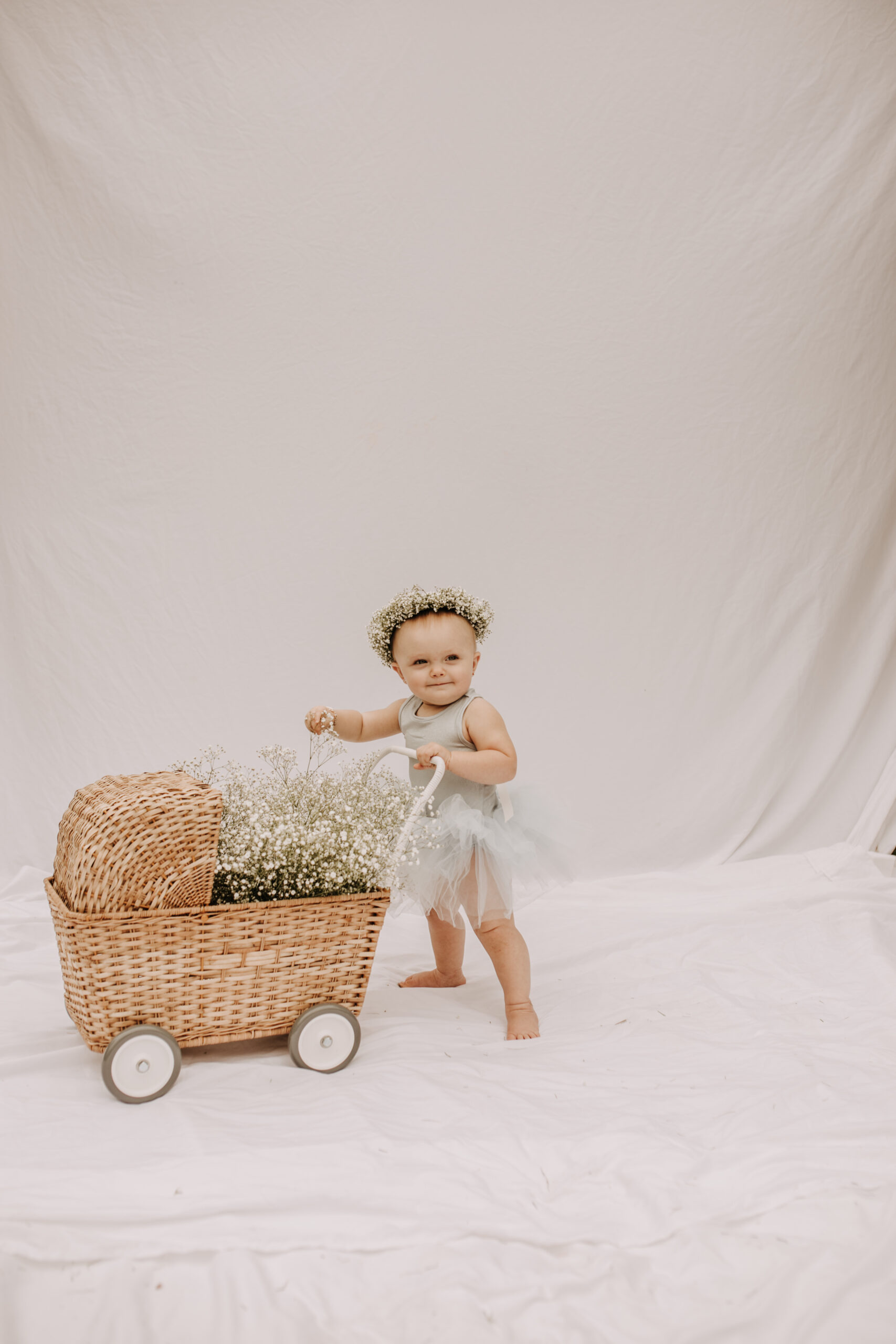 springtime soft light daisies mama and me mom and baby white dress white backdrop flower crown motherhood photos motherhood photography San Diego maternity photographer family photographer Sabrina kinsella outdoor photos green trees backyard mini session