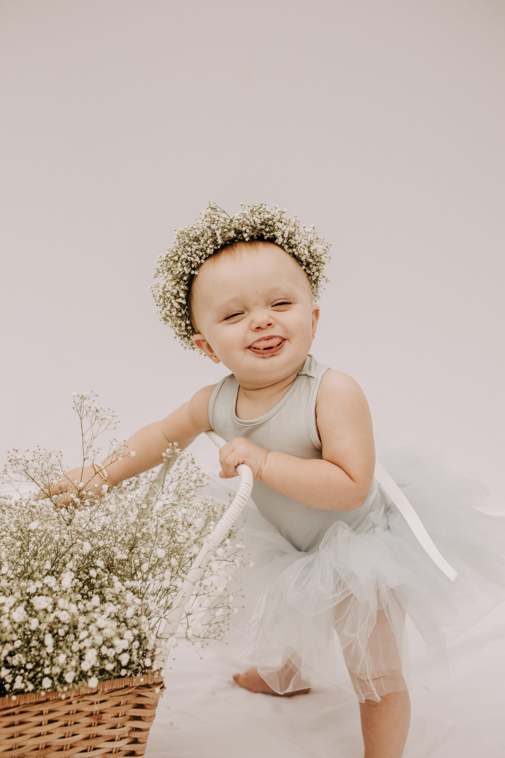 springtime soft light daisies mama and me mom and baby white dress white backdrop flower crown motherhood photos motherhood photography San Diego maternity photographer family photographer Sabrina kinsella outdoor photos green trees backyard mini session