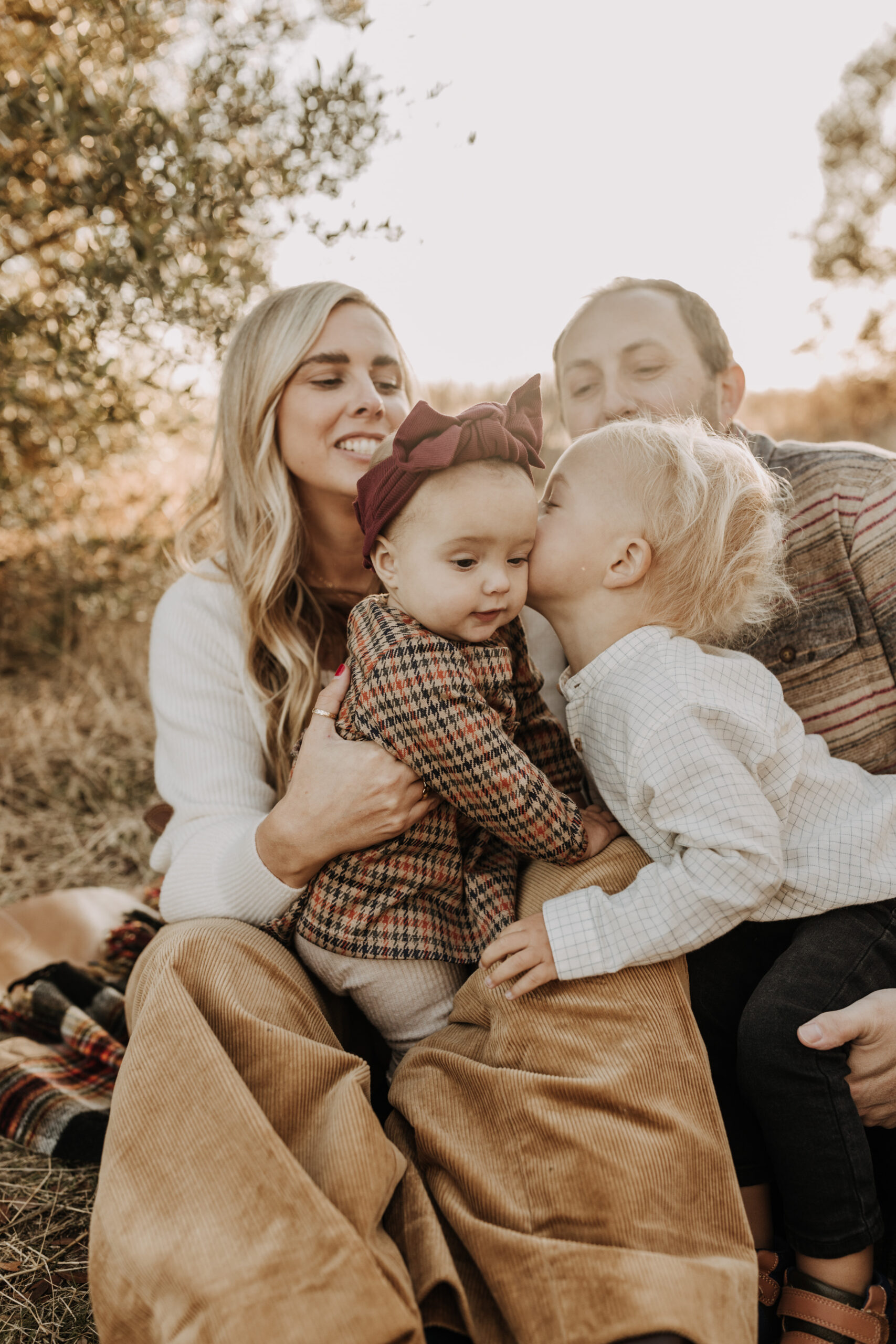 warm toned fall outdoor family photos candid family photos family of four brown colors outdoor San Diego family photographer Sabrina kinsella sabrinalynnphoto