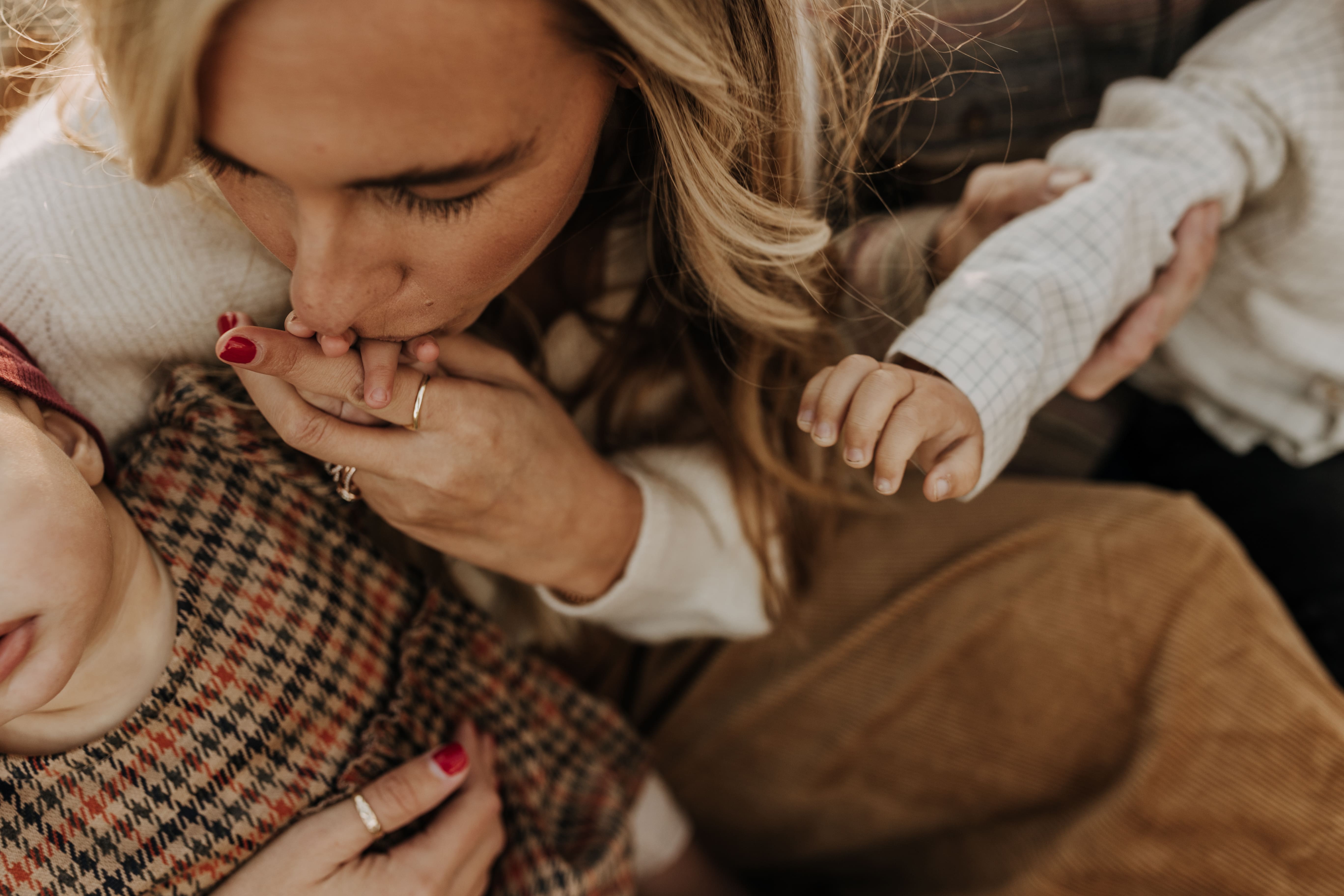 warm toned fall outdoor family photos candid family photos family of four brown colors outdoor San Diego family photographer Sabrina kinsella sabrinalynnphoto