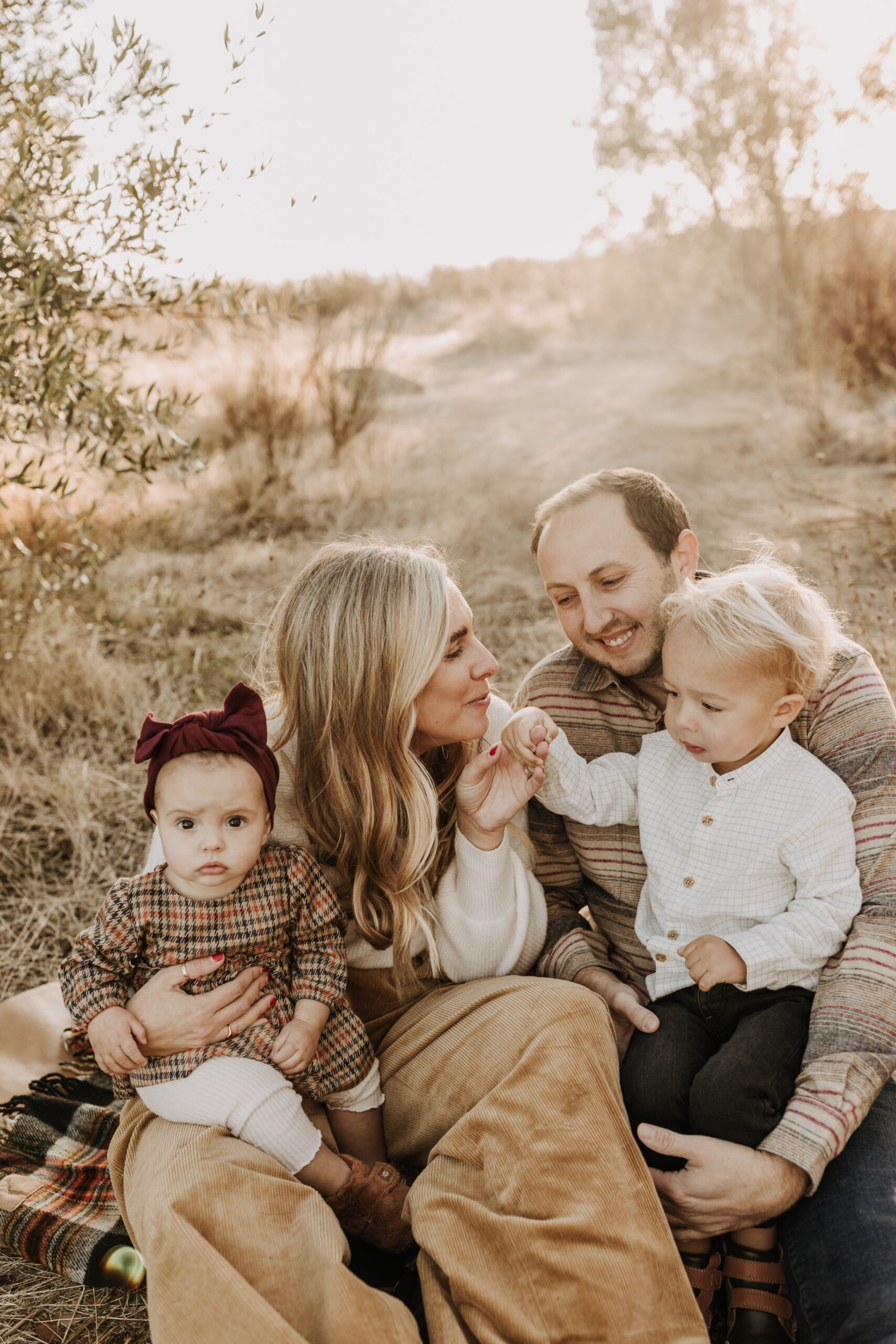 warm toned fall outdoor family photos candid family photos family of four brown colors outdoor San Diego family photographer Sabrina kinsella sabrinalynnphoto