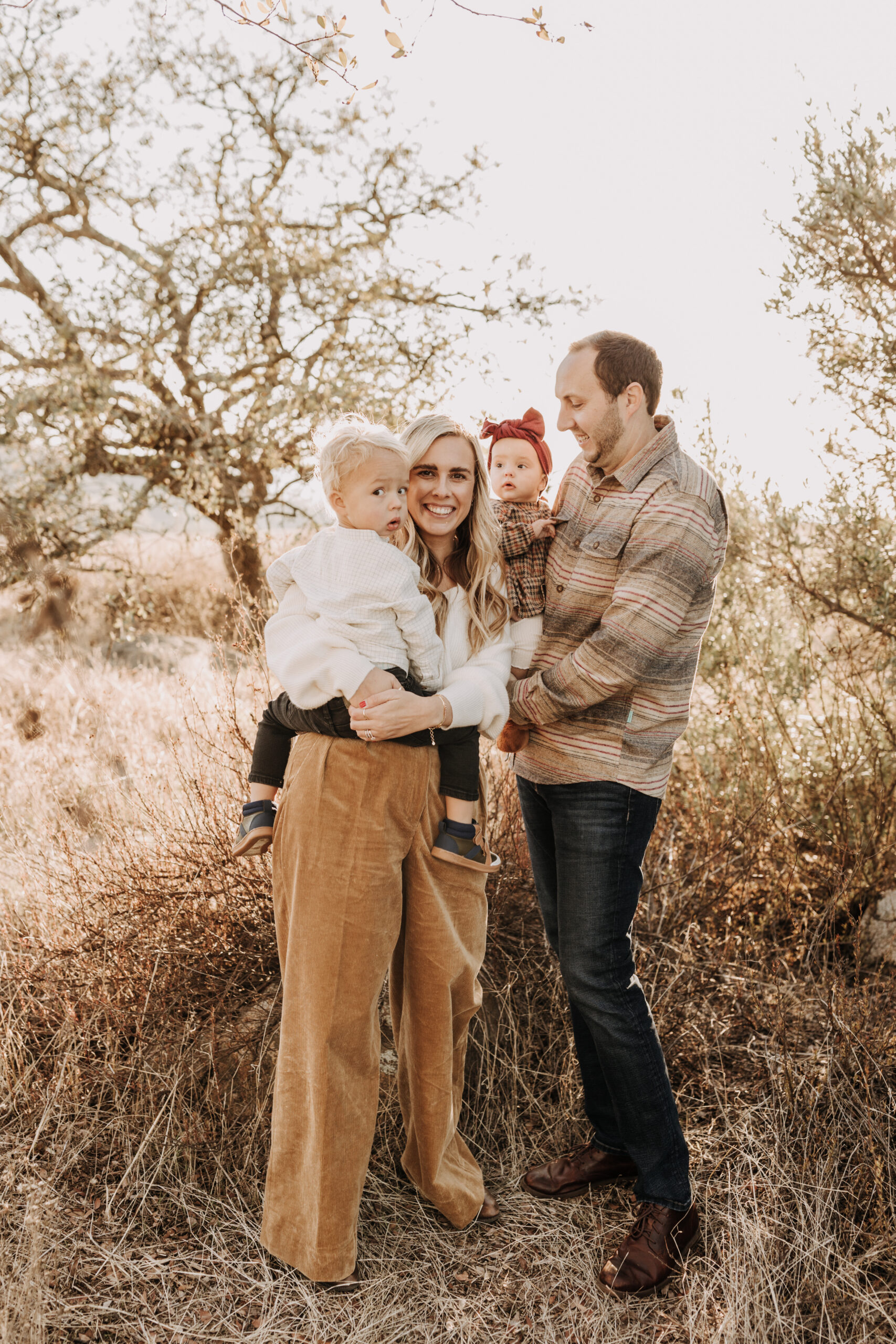 warm toned fall outdoor family photos candid family photos family of four brown colors outdoor San Diego family photographer Sabrina kinsella sabrinalynnphoto