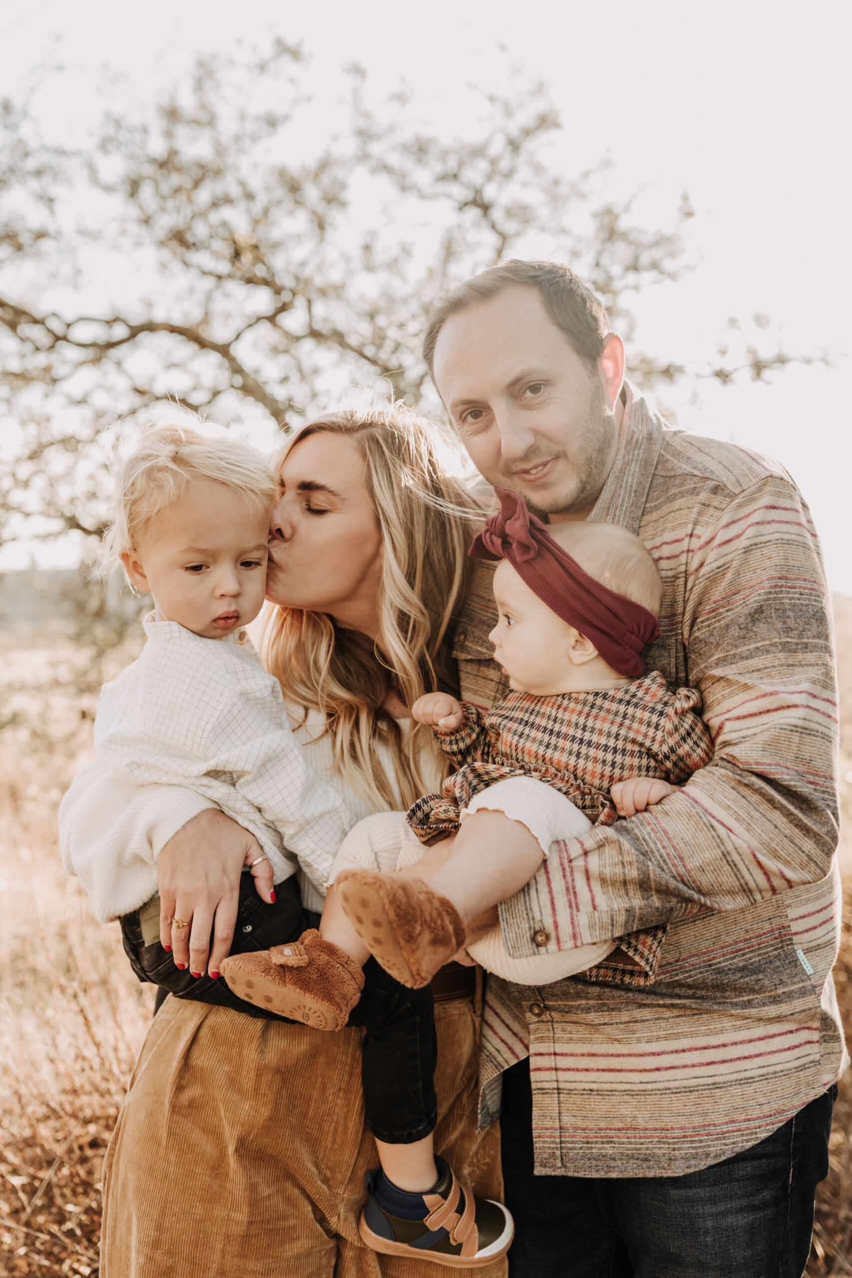 warm toned fall outdoor family photos candid family photos family of four brown colors outdoor San Diego family photographer Sabrina kinsella sabrinalynnphoto