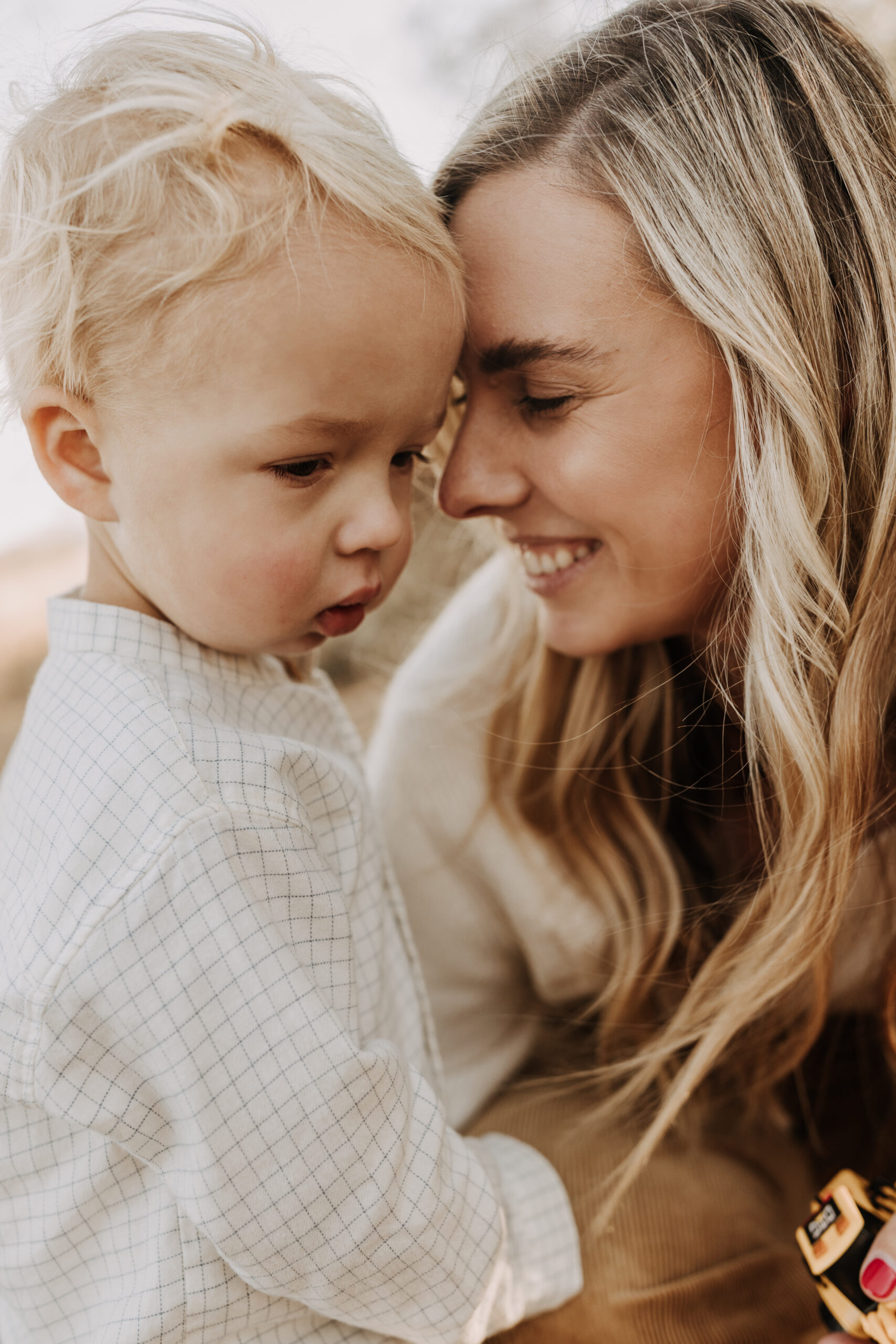 warm toned fall outdoor family photos candid family photos family of four brown colors outdoor San Diego family photographer Sabrina kinsella sabrinalynnphoto