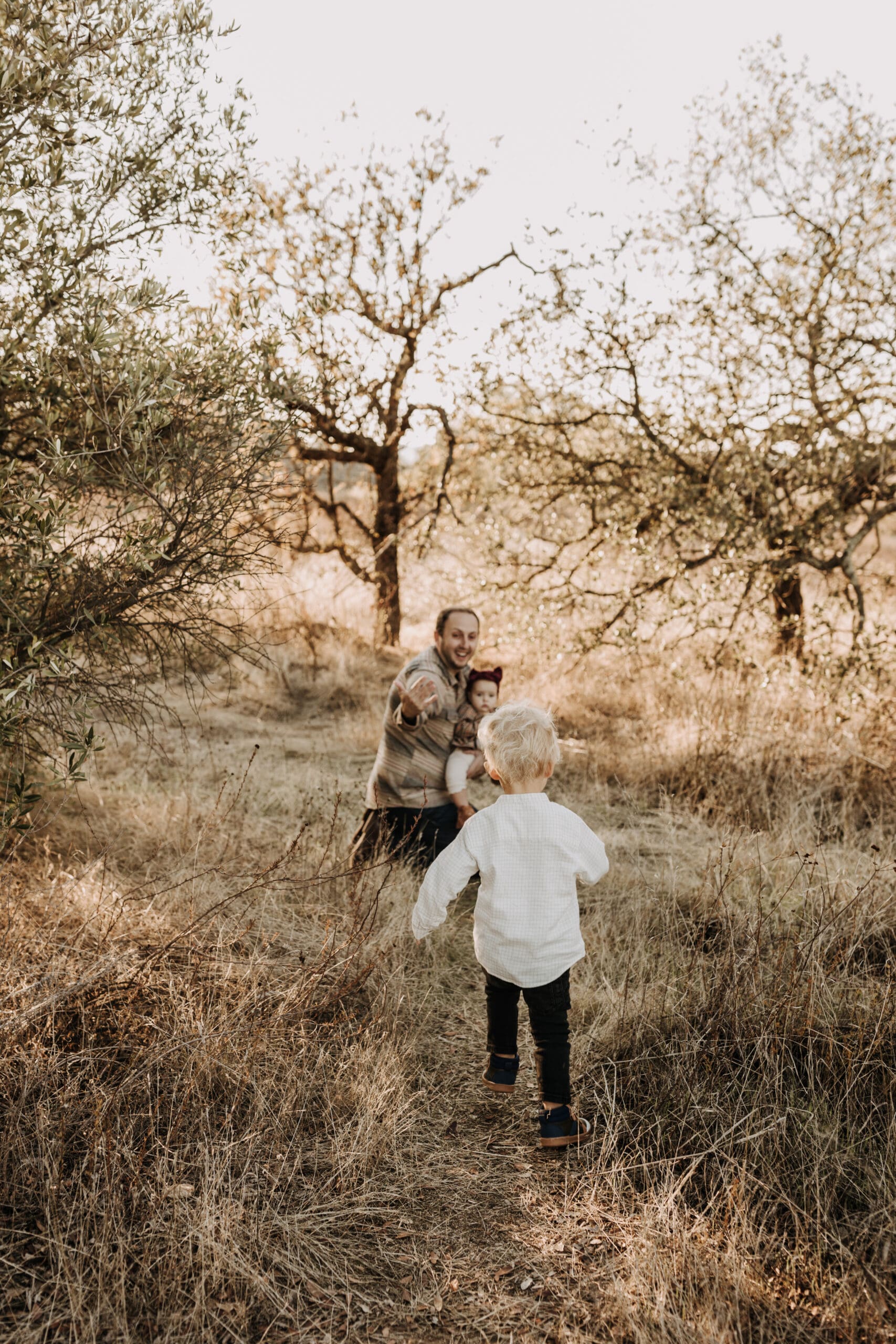 warm toned fall outdoor family photos candid family photos family of four brown colors outdoor San Diego family photographer Sabrina kinsella sabrinalynnphoto