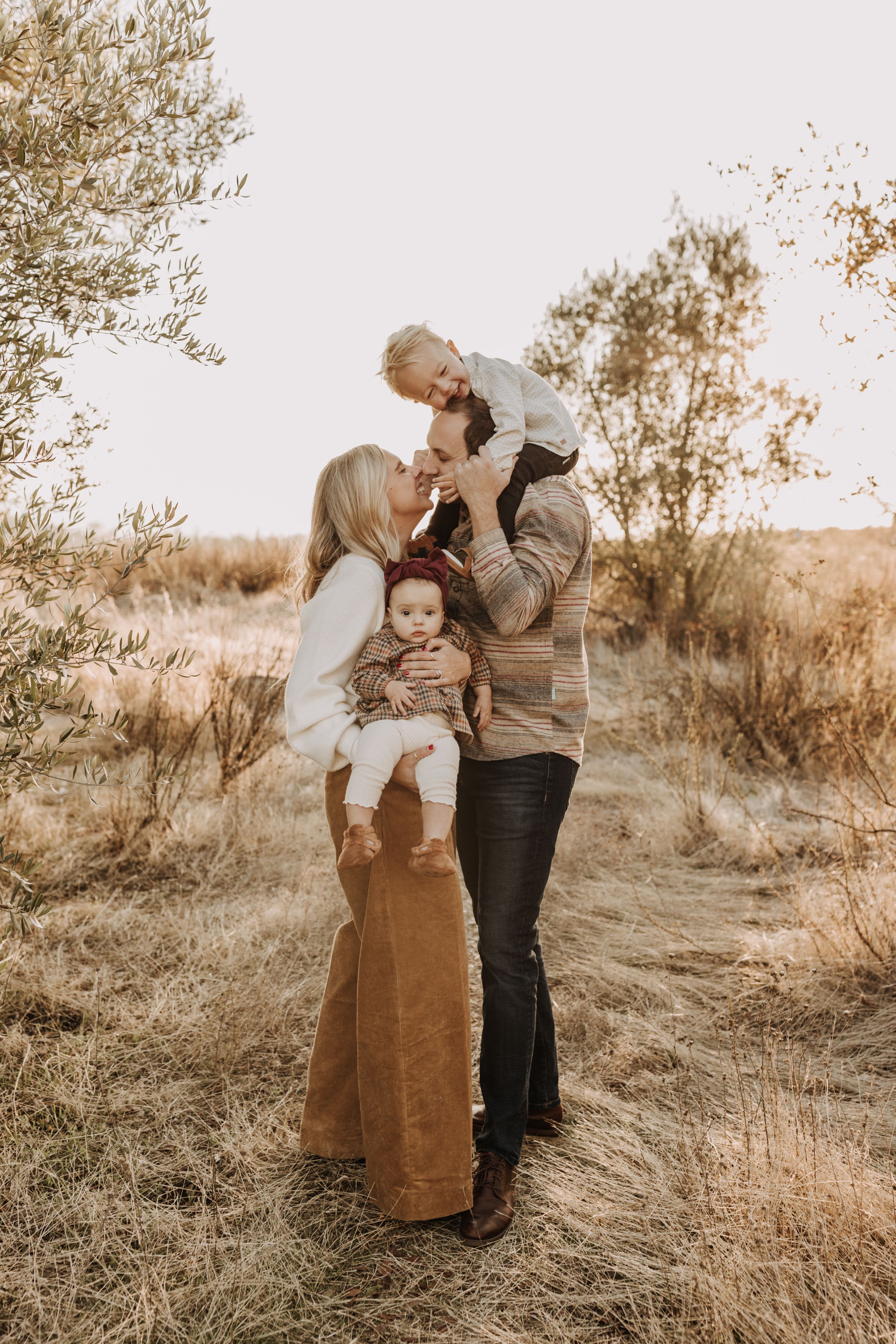 warm toned fall outdoor family photos candid family photos family of four brown colors outdoor San Diego family photographer Sabrina kinsella sabrinalynnphoto