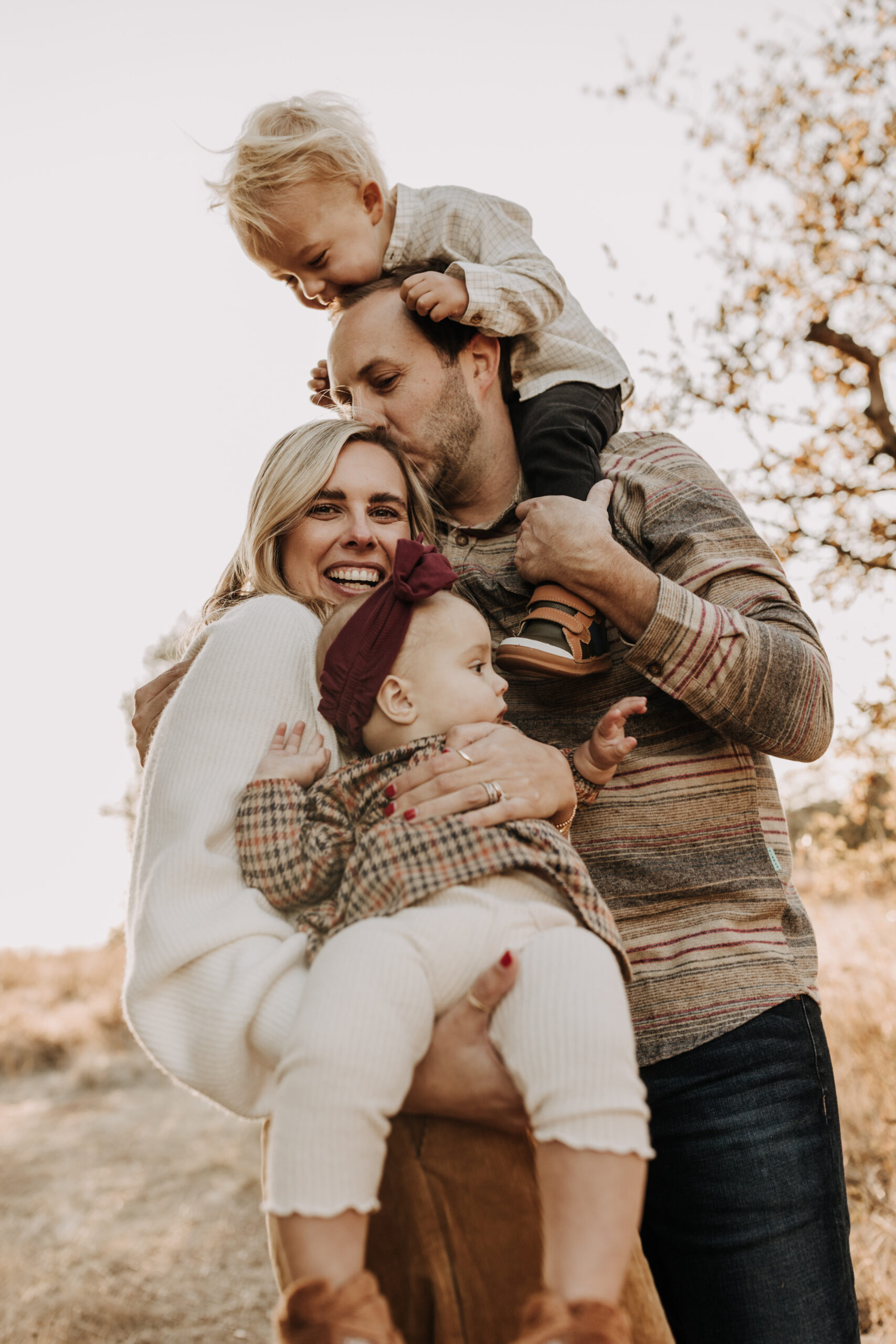 warm toned fall outdoor family photos candid family photos family of four brown colors outdoor San Diego family photographer Sabrina kinsella sabrinalynnphoto