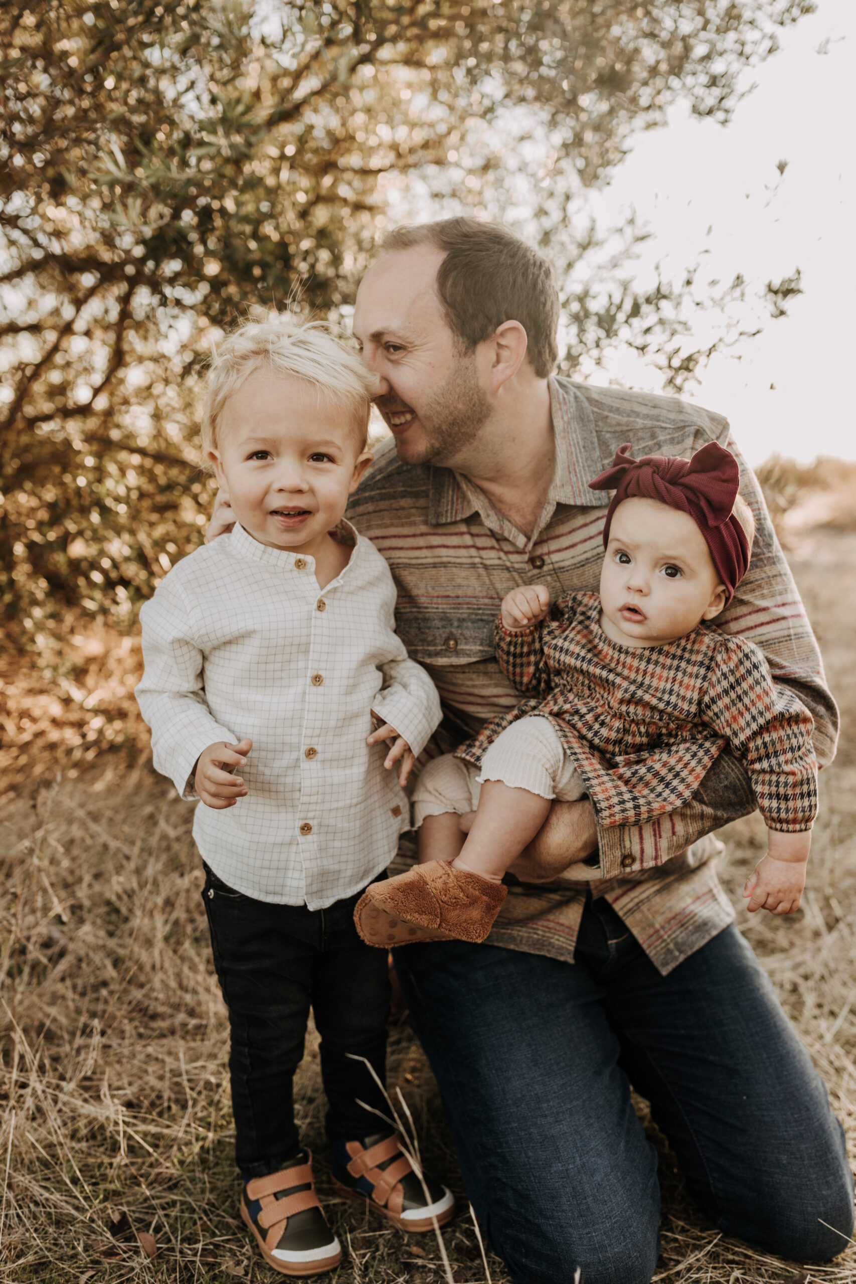 warm toned fall outdoor family photos candid family photos family of four brown colors outdoor San Diego family photographer Sabrina kinsella sabrinalynnphoto