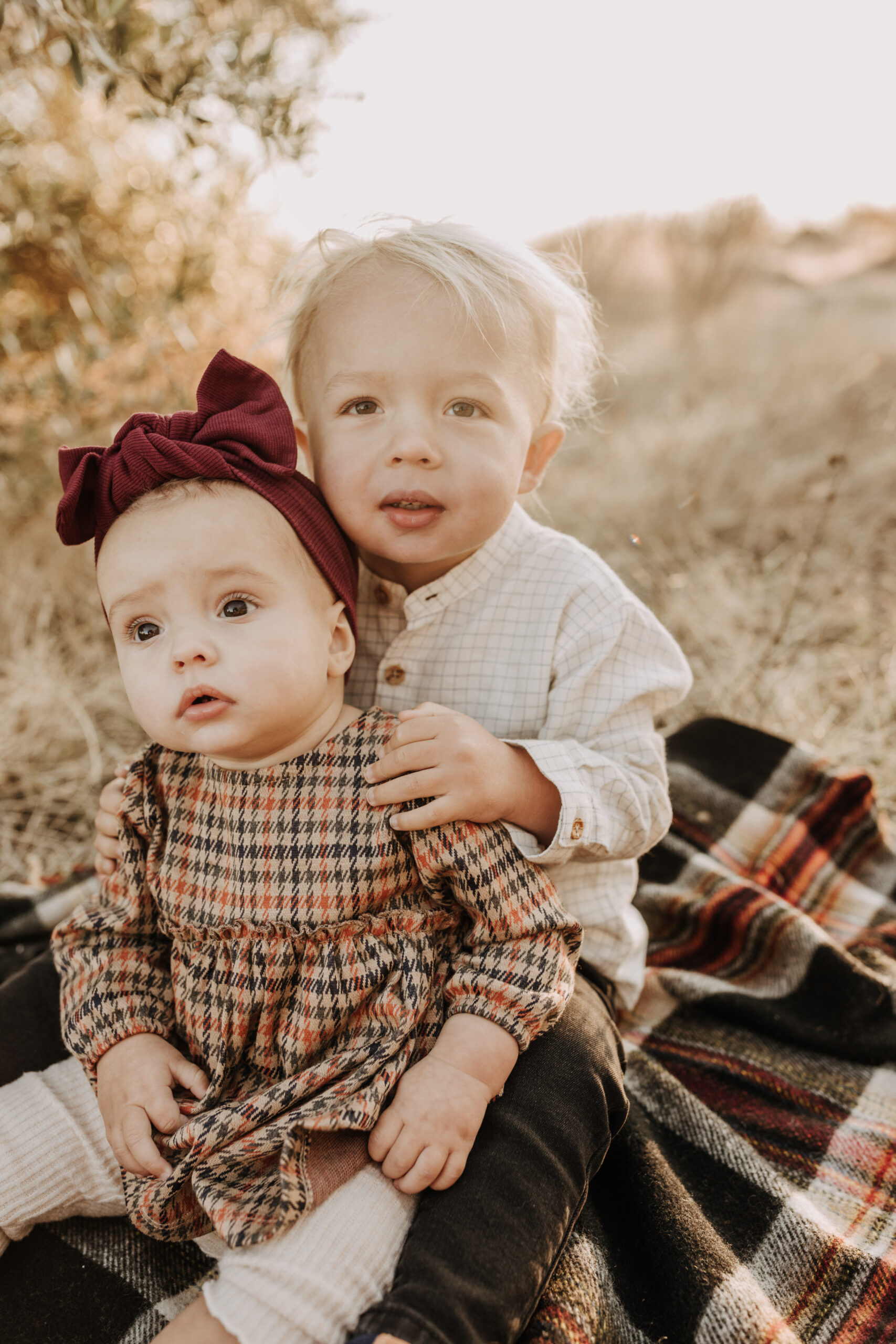 warm toned fall outdoor family photos candid family photos family of four brown colors outdoor San Diego family photographer Sabrina kinsella sabrinalynnphoto