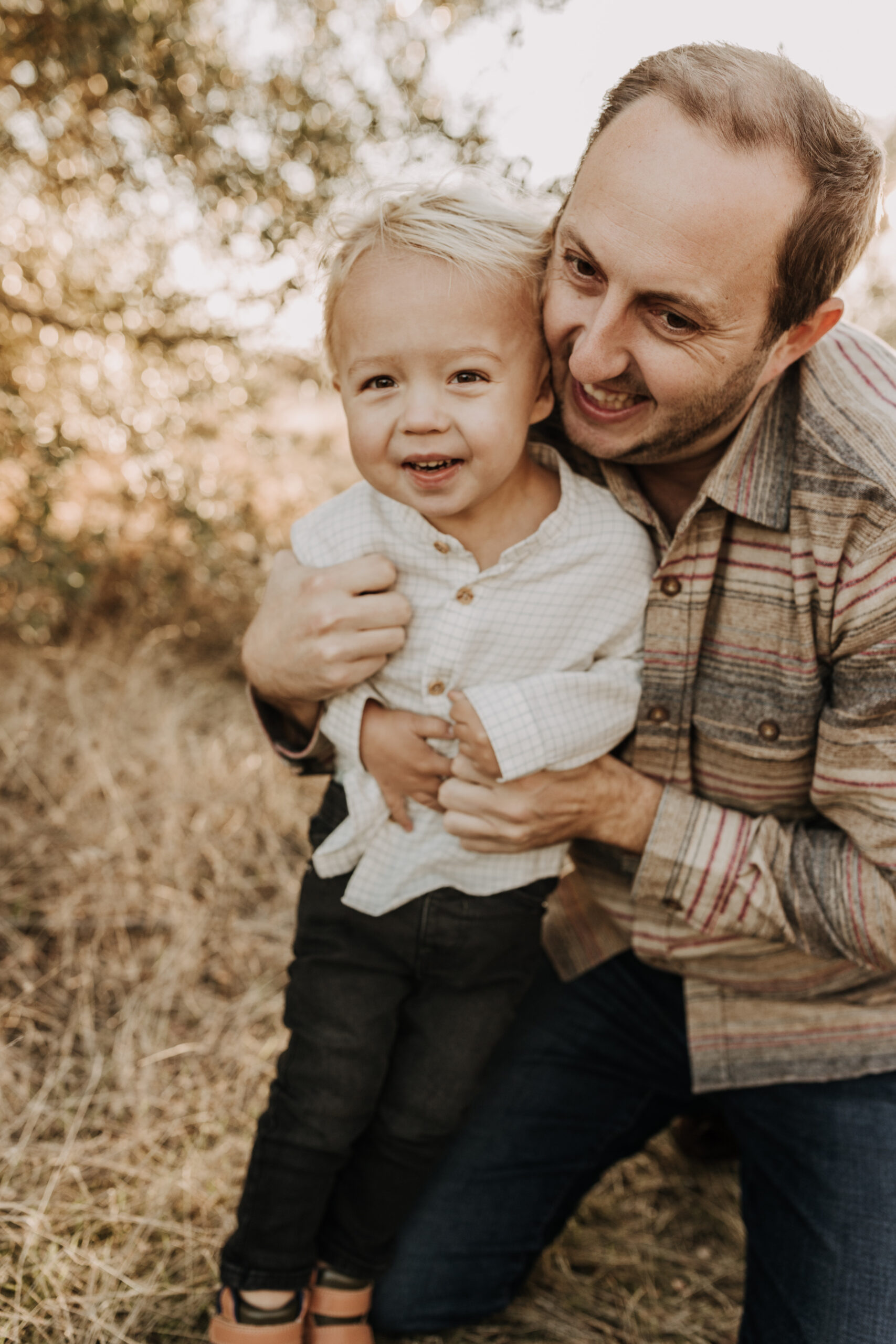 warm toned fall outdoor family photos candid family photos family of four brown colors outdoor San Diego family photographer Sabrina kinsella sabrinalynnphoto