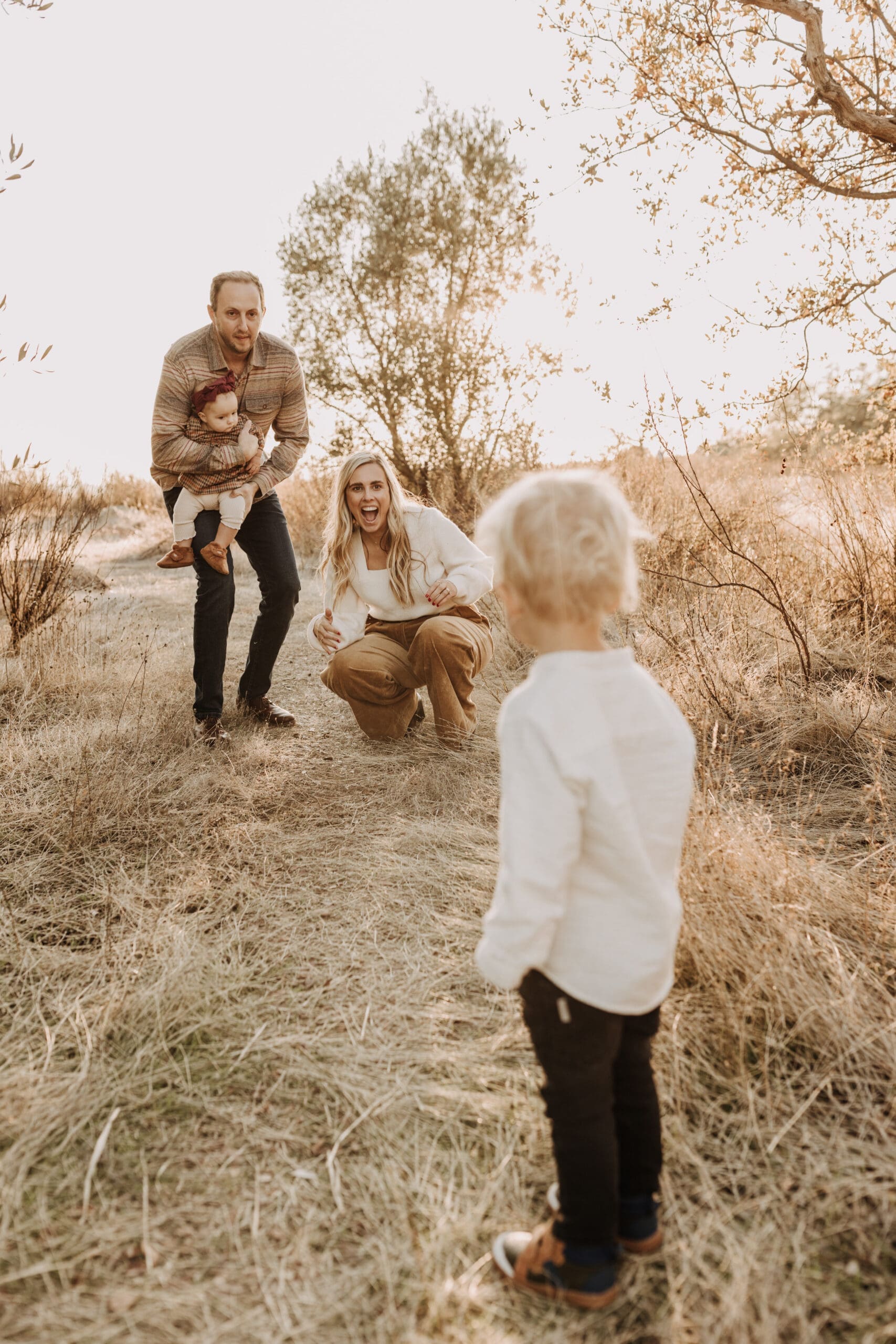 warm toned fall outdoor family photos candid family photos family of four brown colors outdoor San Diego family photographer Sabrina kinsella sabrinalynnphoto