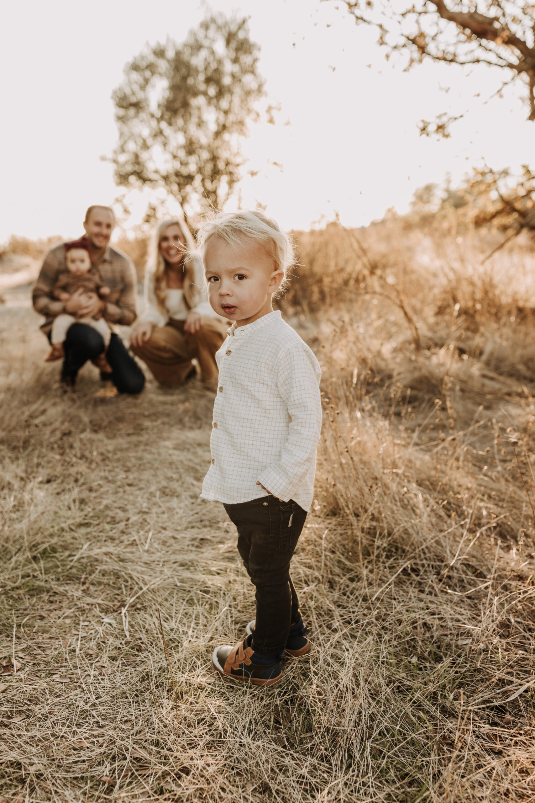 warm toned fall outdoor family photos candid family photos family of four brown colors outdoor San Diego family photographer Sabrina kinsella sabrinalynnphoto