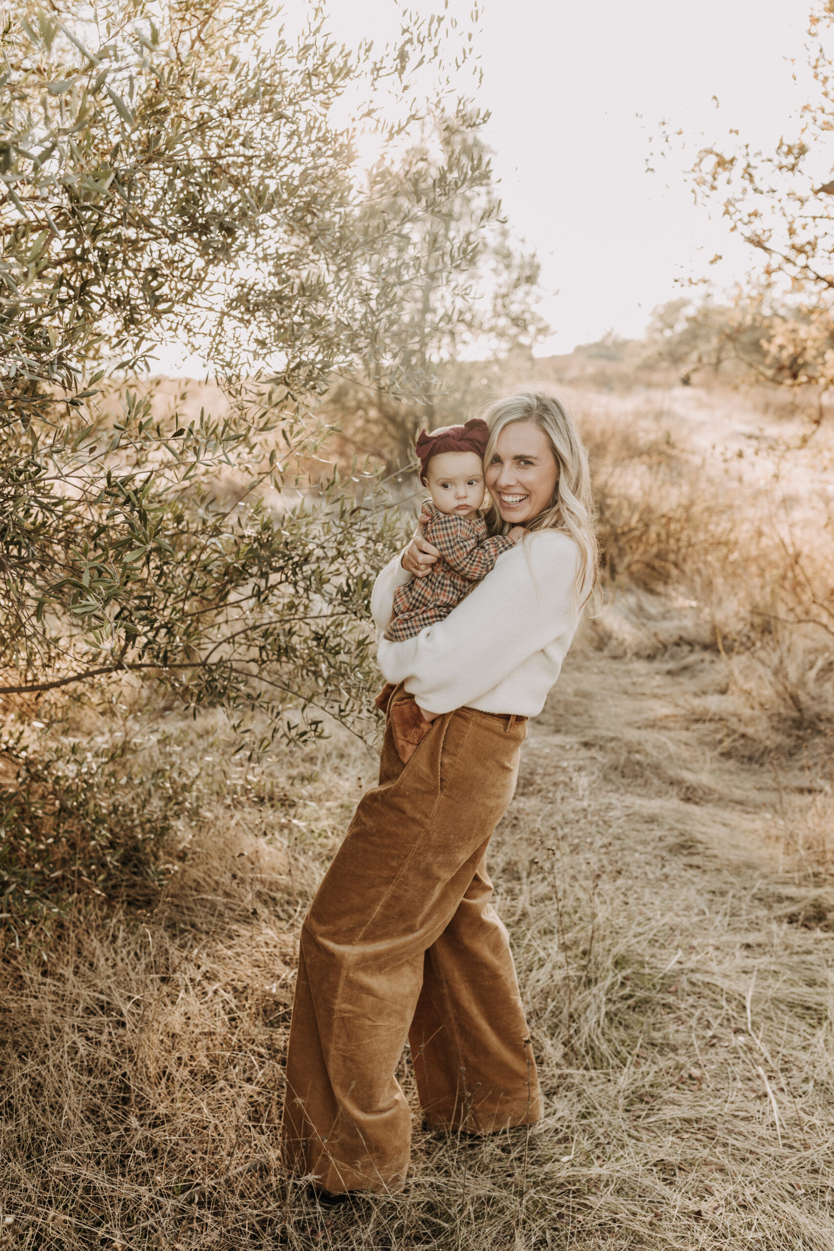 warm toned fall outdoor family photos candid family photos family of four brown colors outdoor San Diego family photographer Sabrina kinsella sabrinalynnphoto