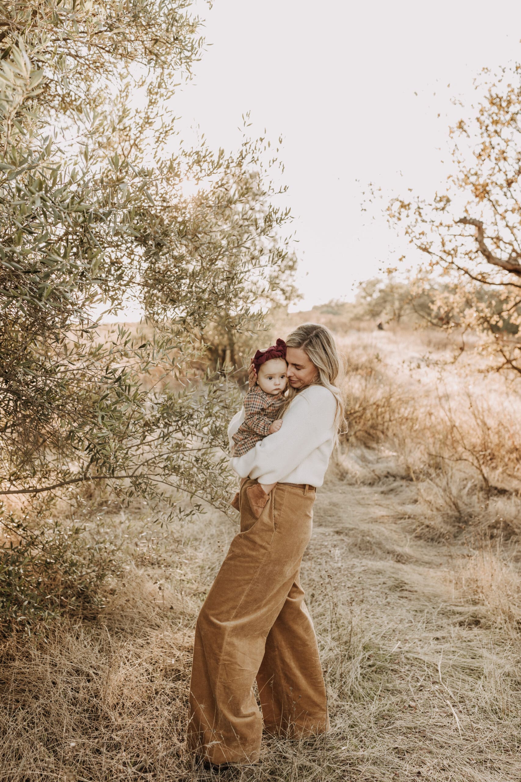 warm toned fall outdoor family photos candid family photos family of four brown colors outdoor San Diego family photographer Sabrina kinsella sabrinalynnphoto