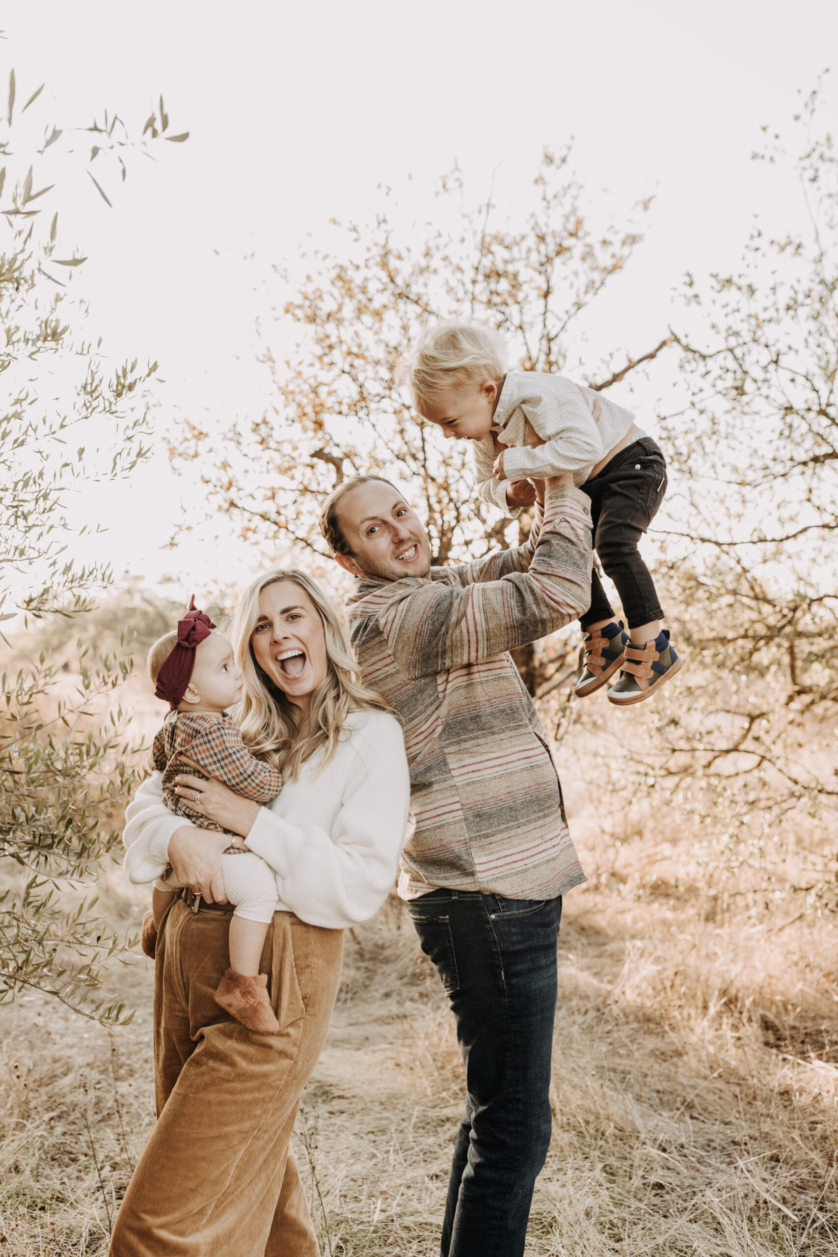 warm toned fall outdoor family photos candid family photos family of four brown colors outdoor San Diego family photographer Sabrina kinsella sabrinalynnphoto