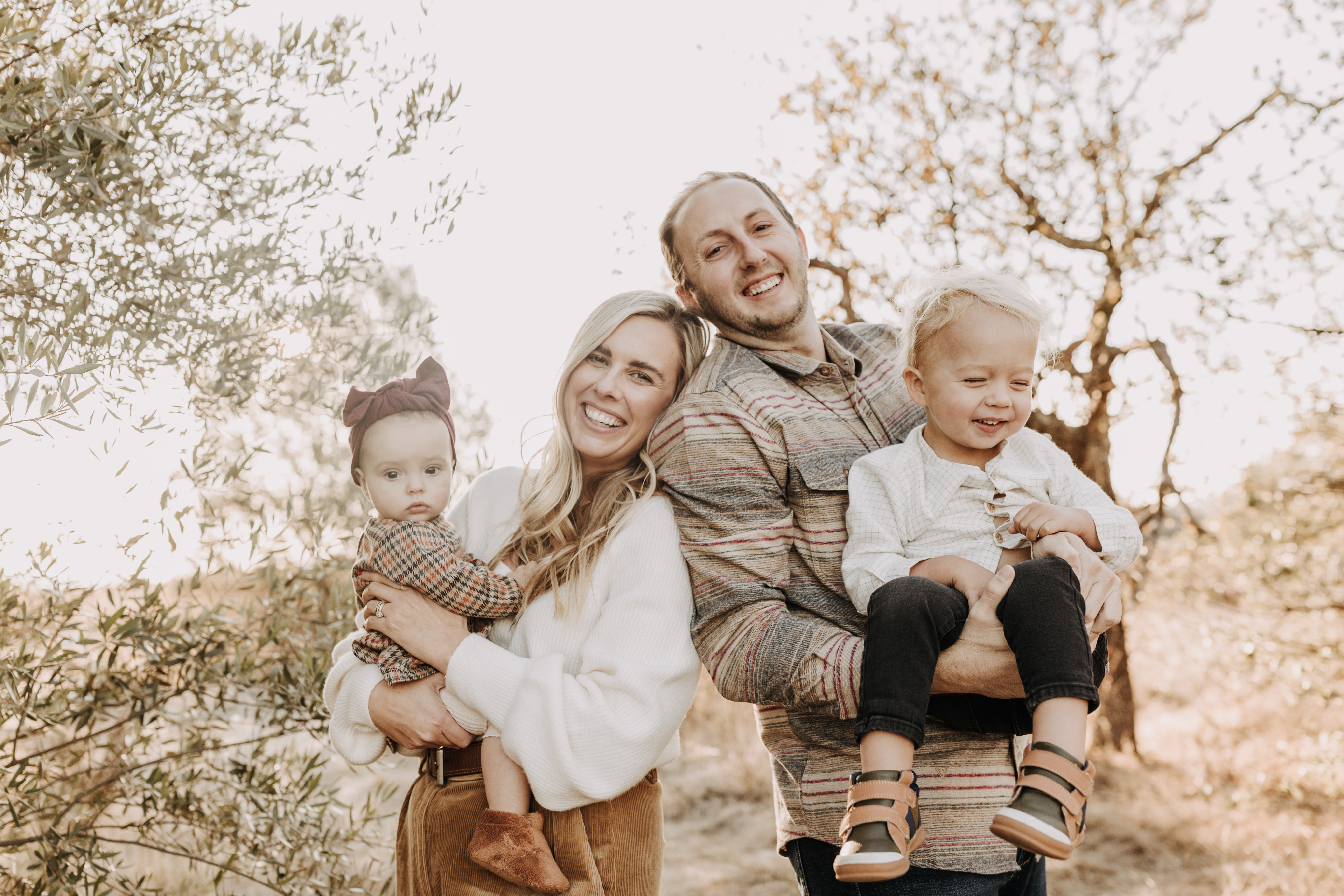 warm toned fall outdoor family photos candid family photos family of four brown colors outdoor San Diego family photographer Sabrina kinsella sabrinalynnphoto