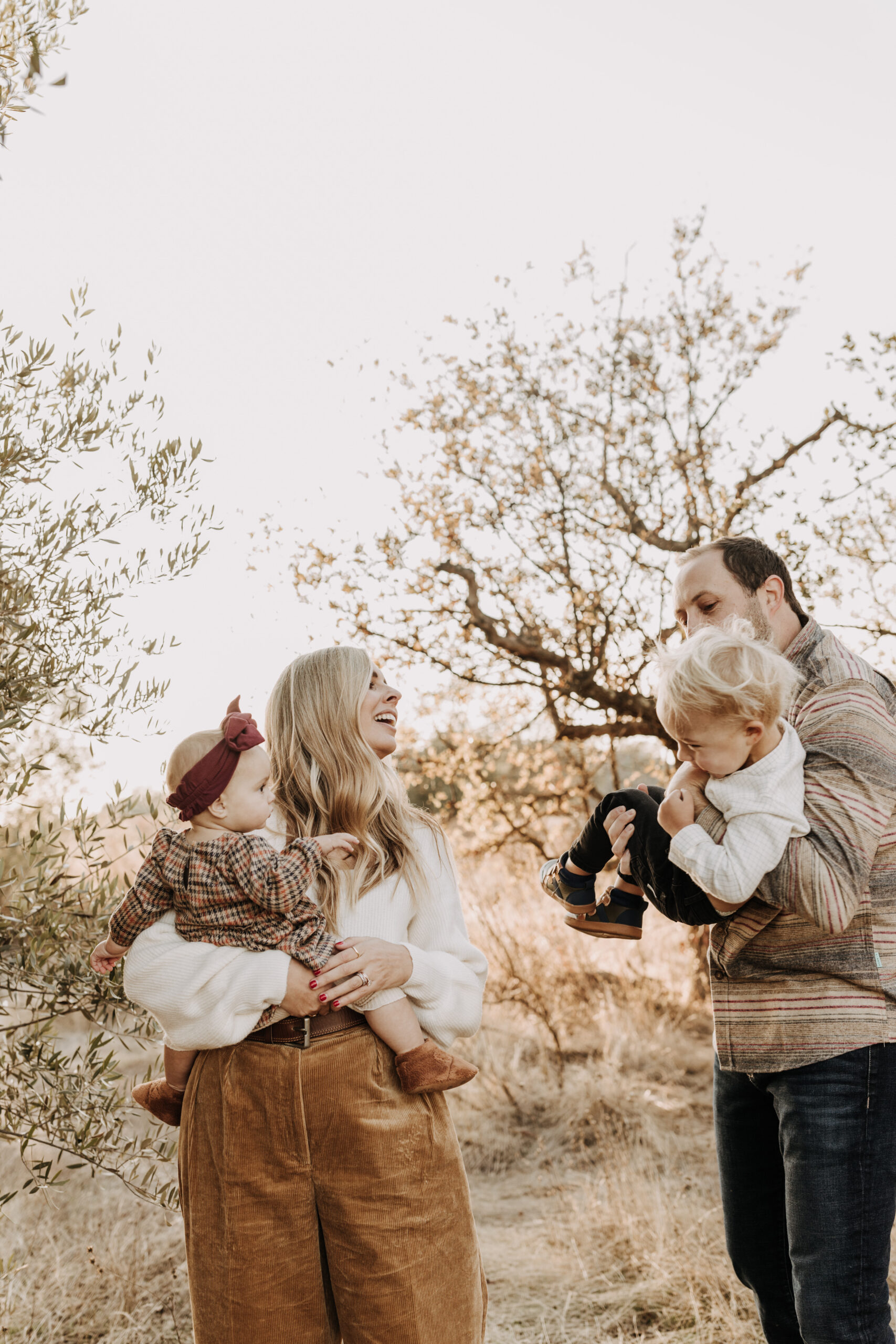 warm toned fall outdoor family photos candid family photos family of four brown colors outdoor San Diego family photographer Sabrina kinsella sabrinalynnphoto