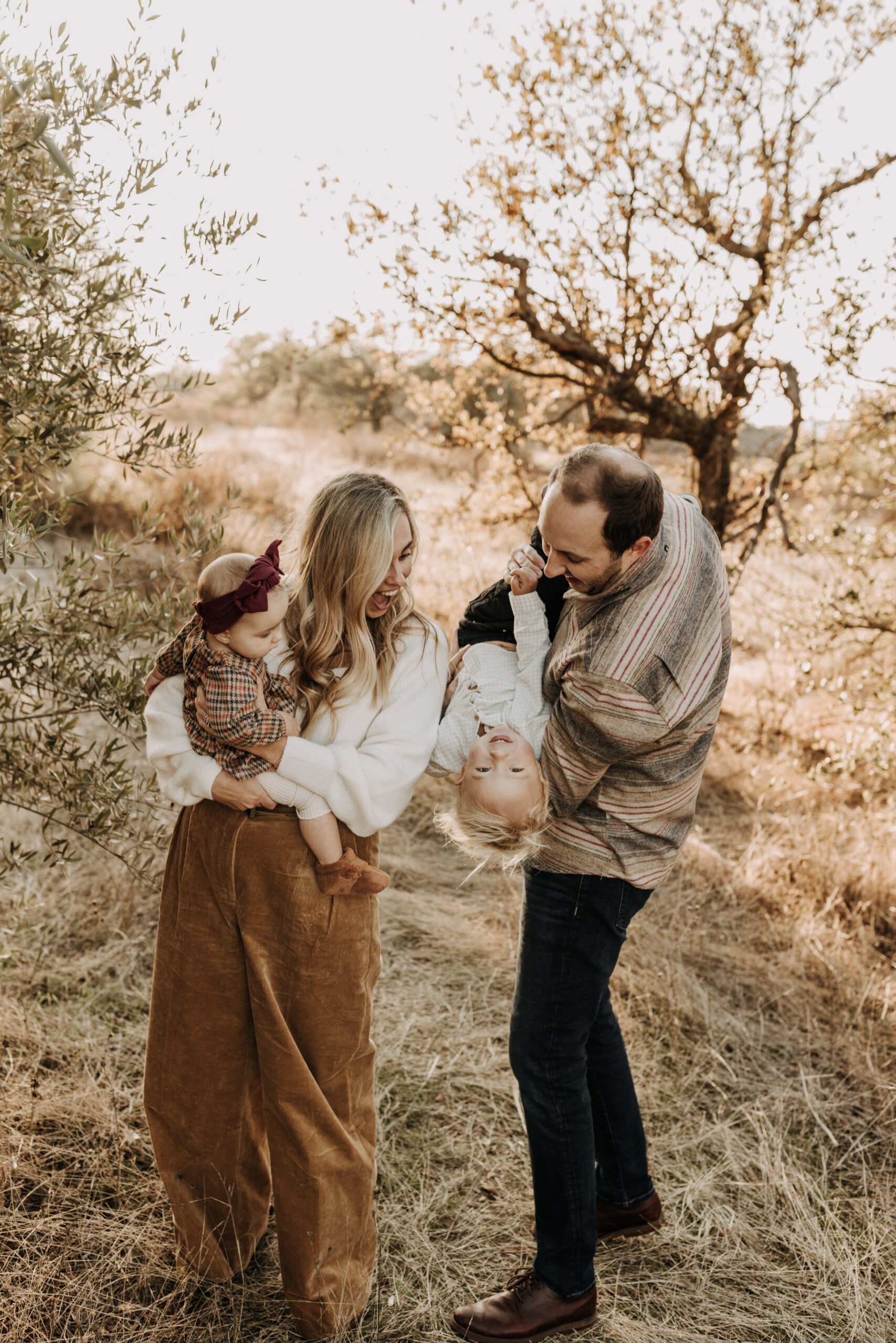 warm toned fall outdoor family photos candid family photos family of four brown colors outdoor San Diego family photographer Sabrina kinsella sabrinalynnphoto