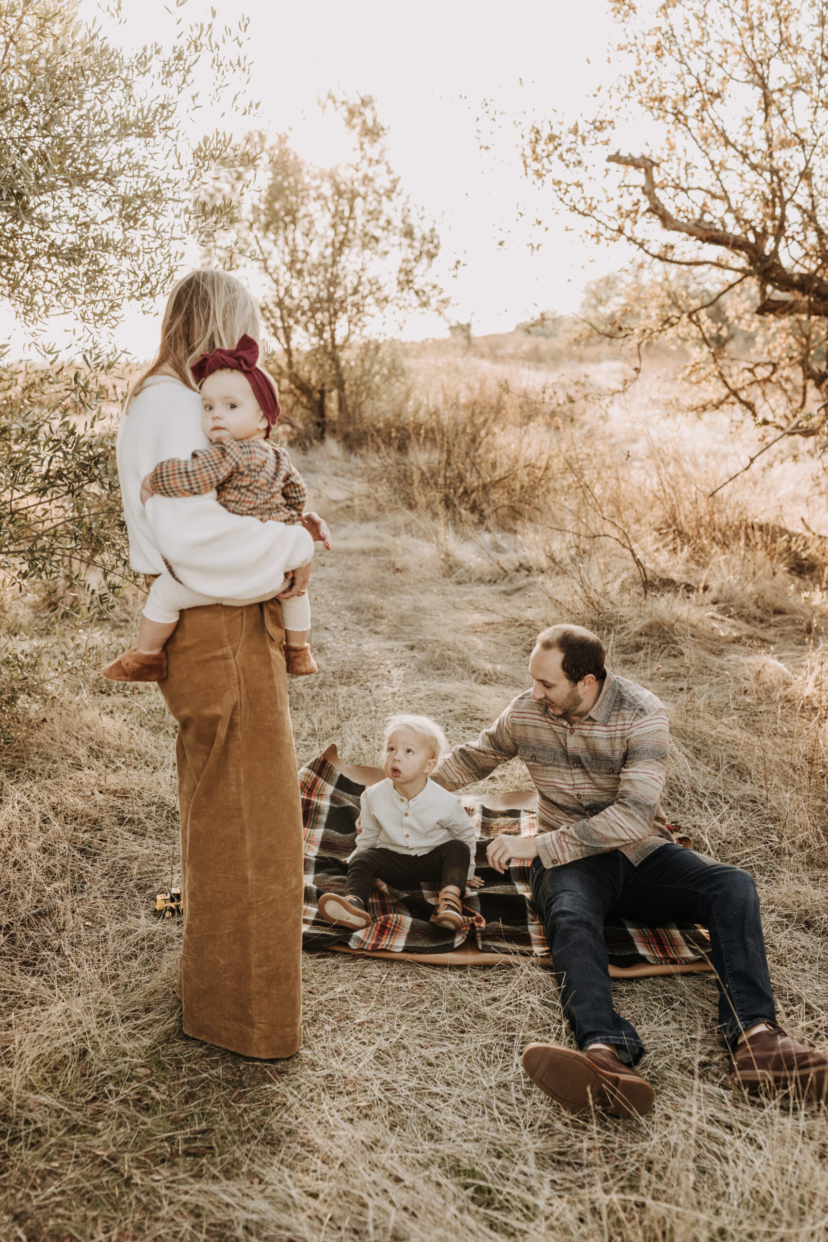 warm toned fall outdoor family photos candid family photos family of four brown colors outdoor San Diego family photographer Sabrina kinsella sabrinalynnphoto