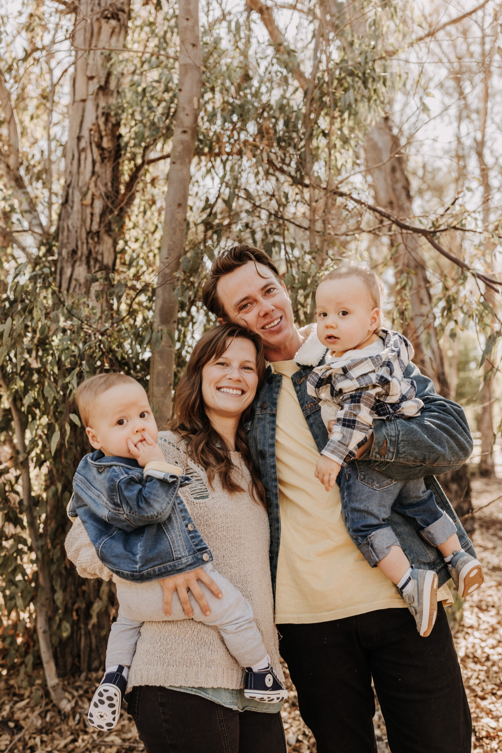 warm fall photos family photos soft morning light family of four twins candid family photos San Diego family photographer Sabrina kinsella sabrinalynnphot