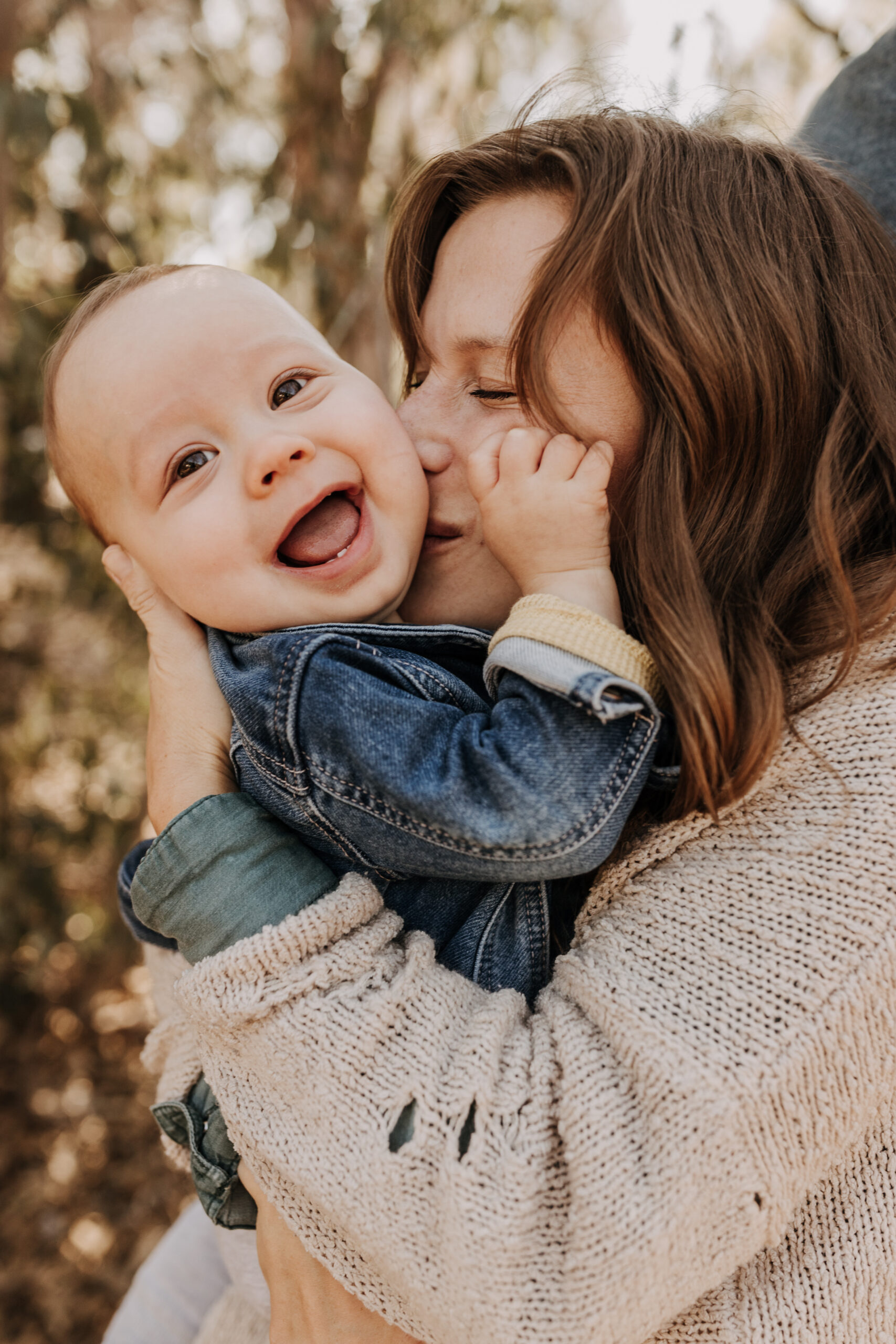 warm fall photos family photos soft morning light family of four twins candid family photos San Diego family photographer Sabrina kinsella sabrinalynnphot