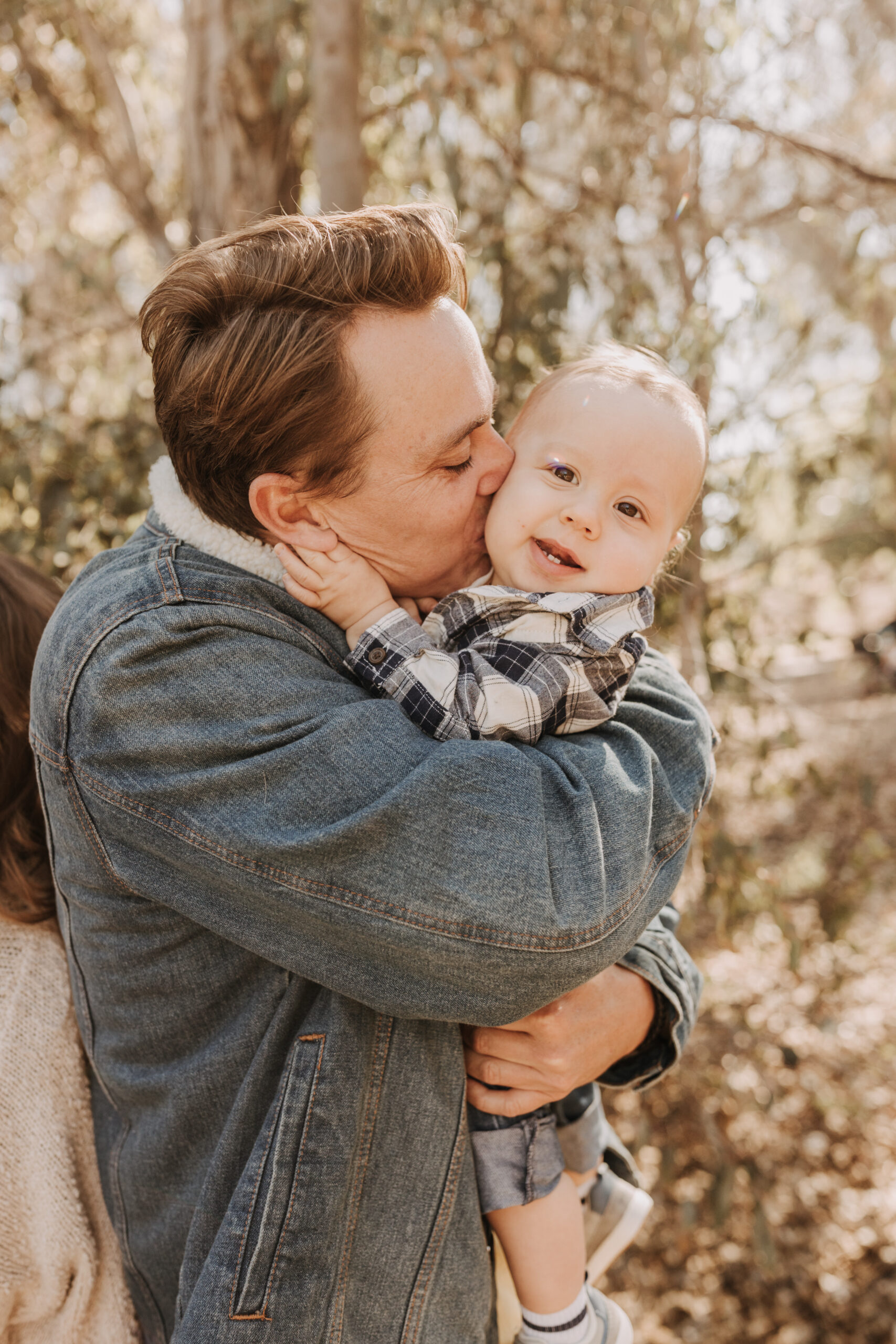 warm fall photos family photos soft morning light family of four twins candid family photos San Diego family photographer Sabrina kinsella sabrinalynnphot