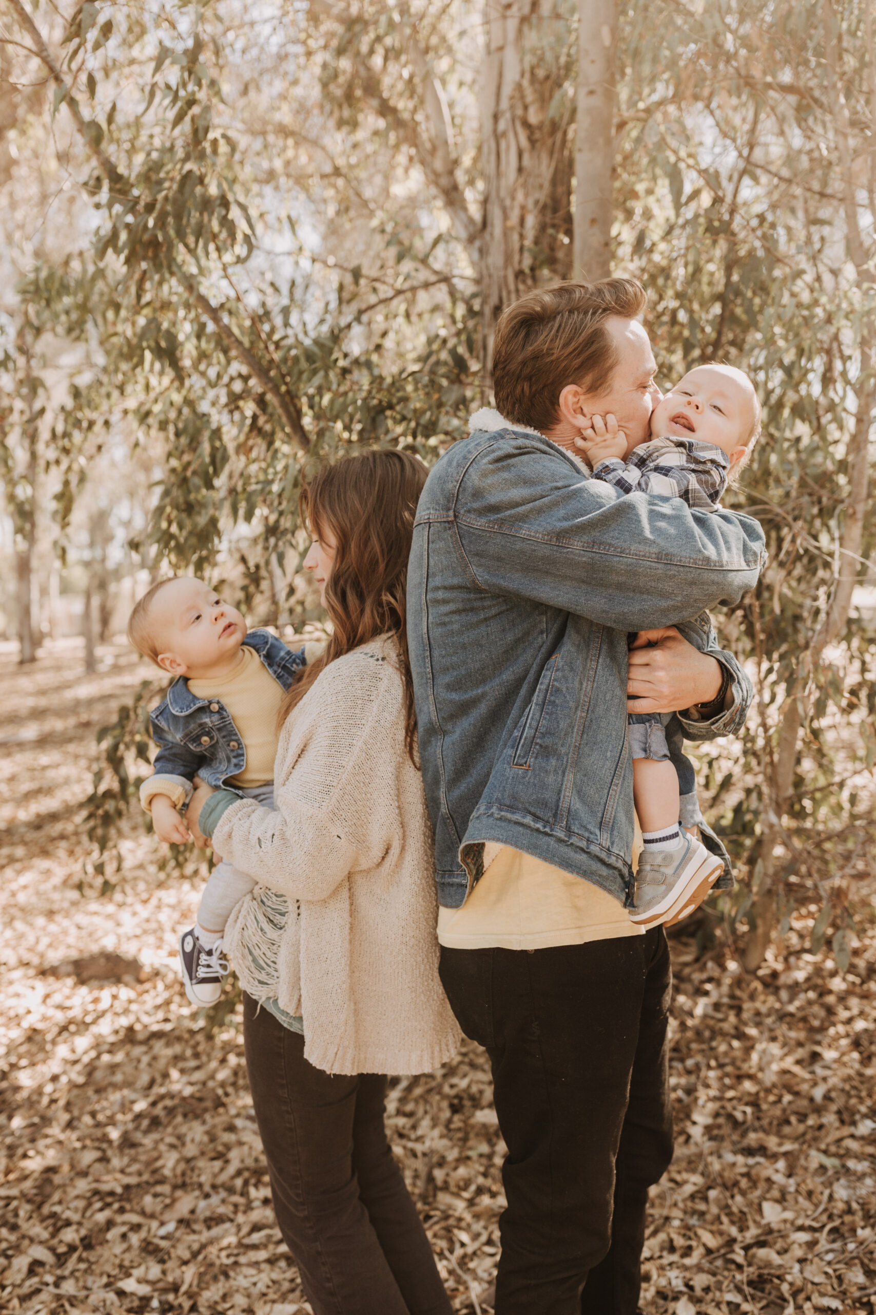 warm fall photos family photos soft morning light family of four twins candid family photos San Diego family photographer Sabrina kinsella sabrinalynnphot