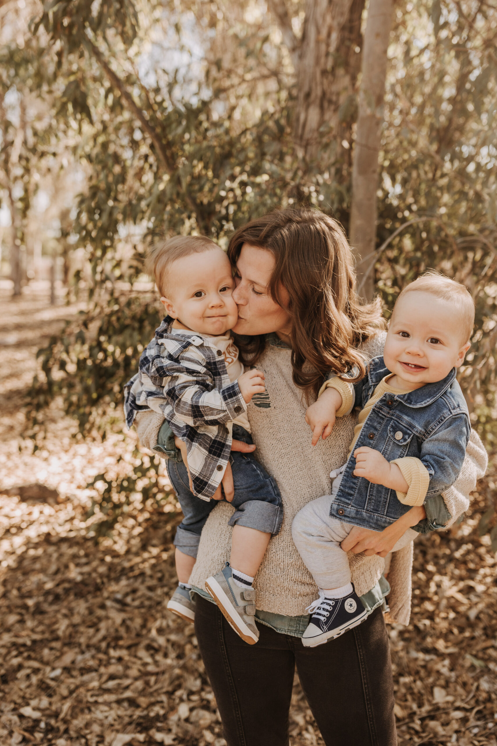 warm fall photos family photos soft morning light family of four twins candid family photos San Diego family photographer Sabrina kinsella sabrinalynnphot